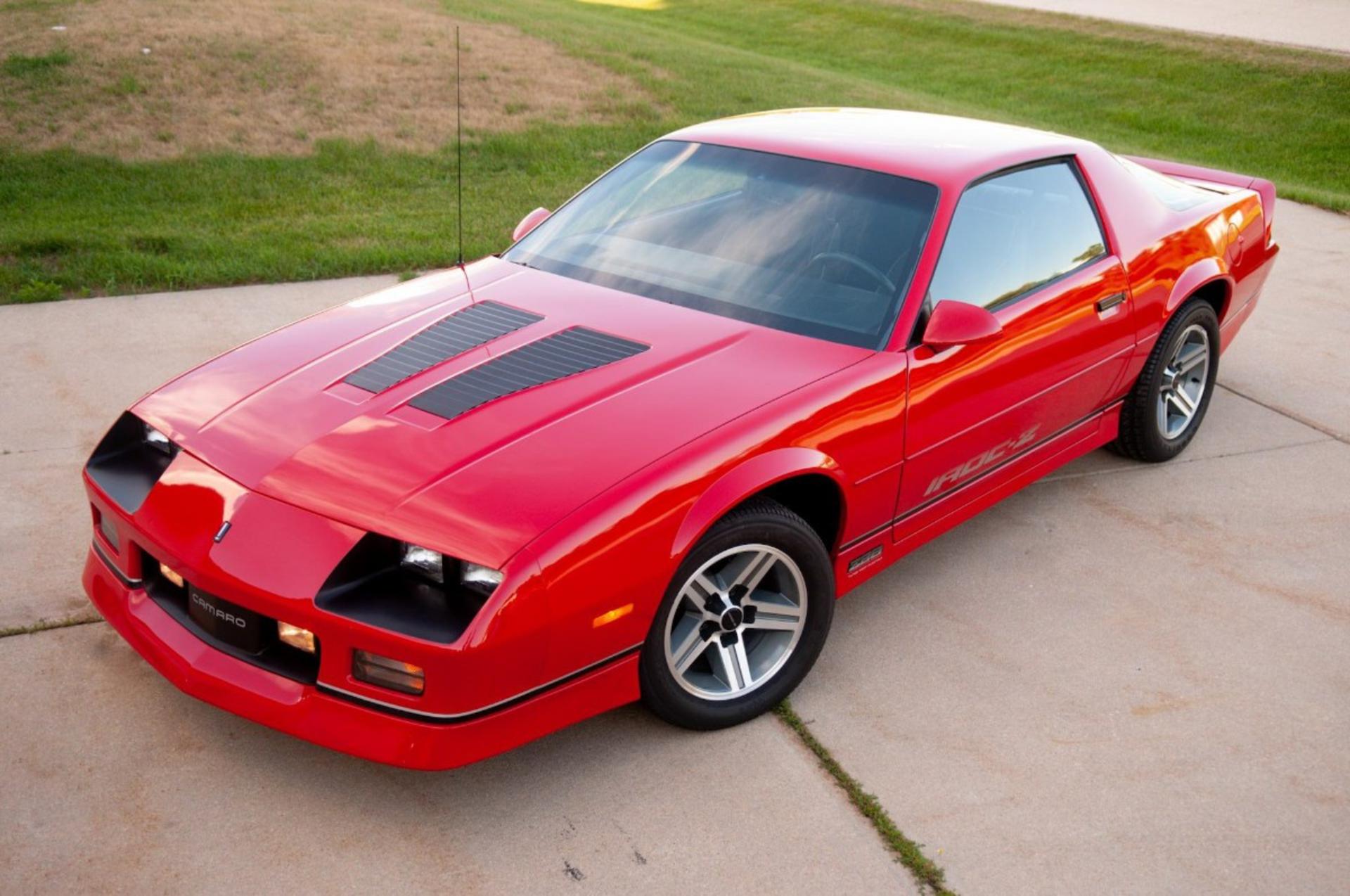 1987-Chevrolet-Camaro-Z28-Iroc-00004