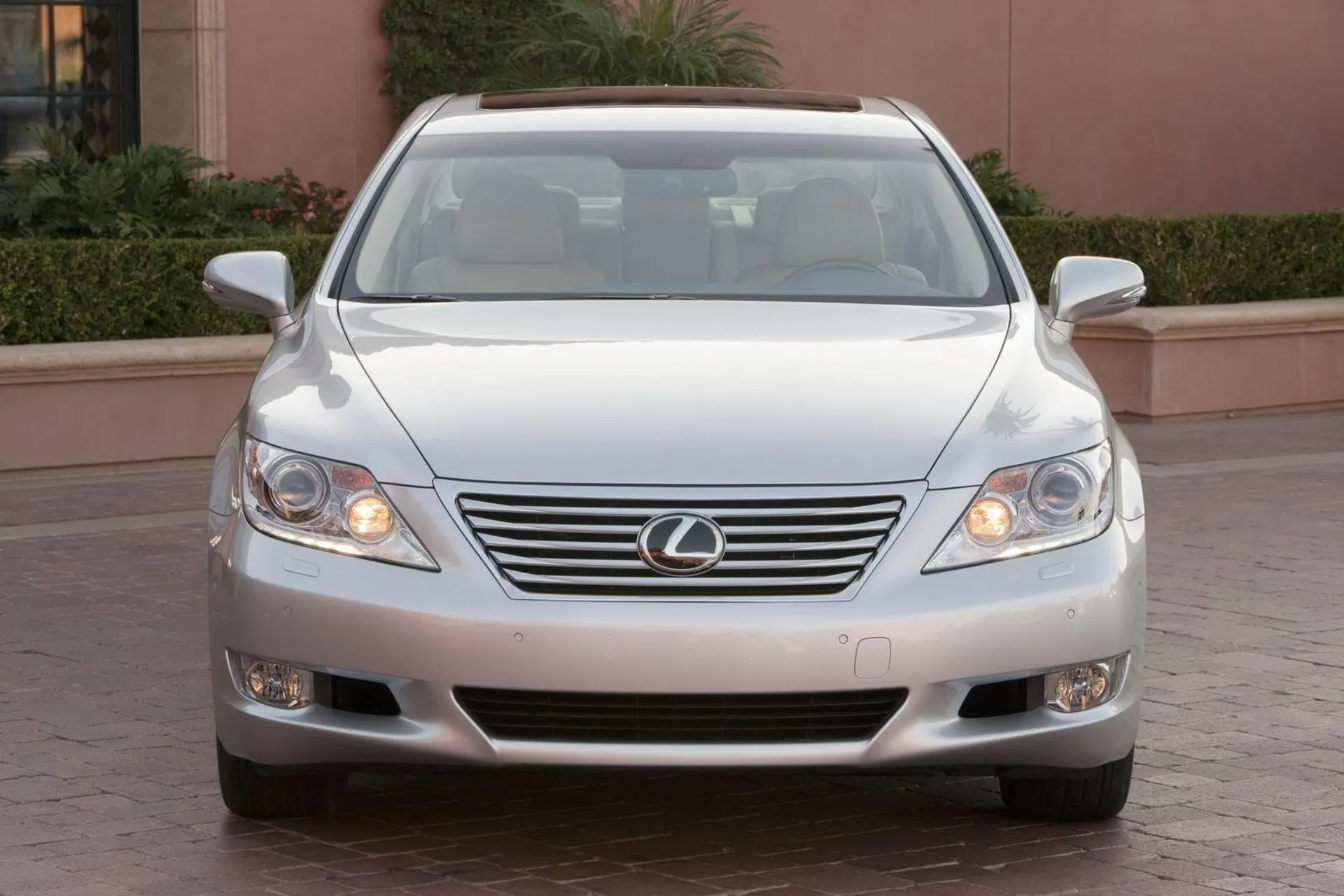 2010-lexus-ls-460-4