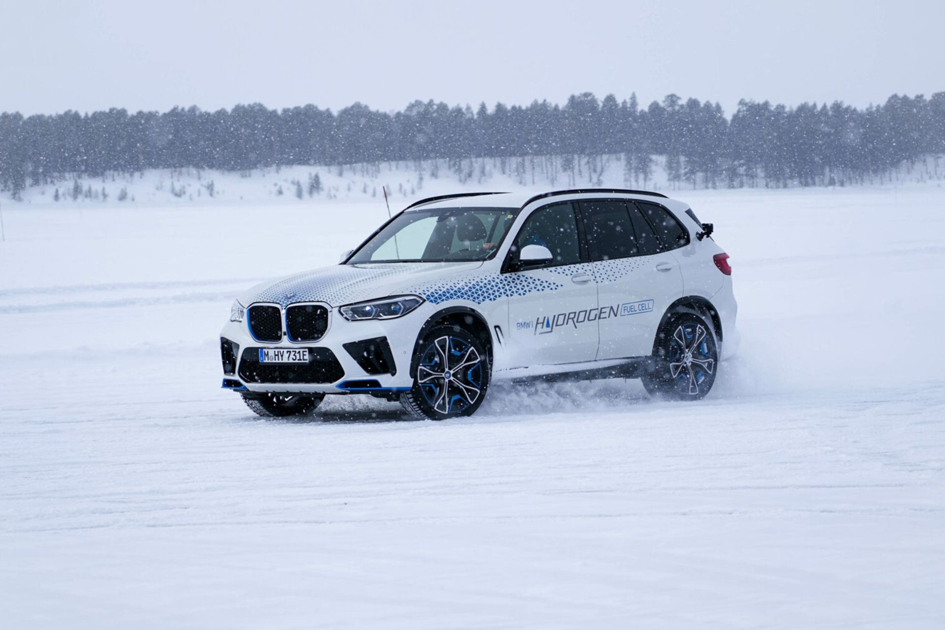 bmw-ix5-prototype-snow