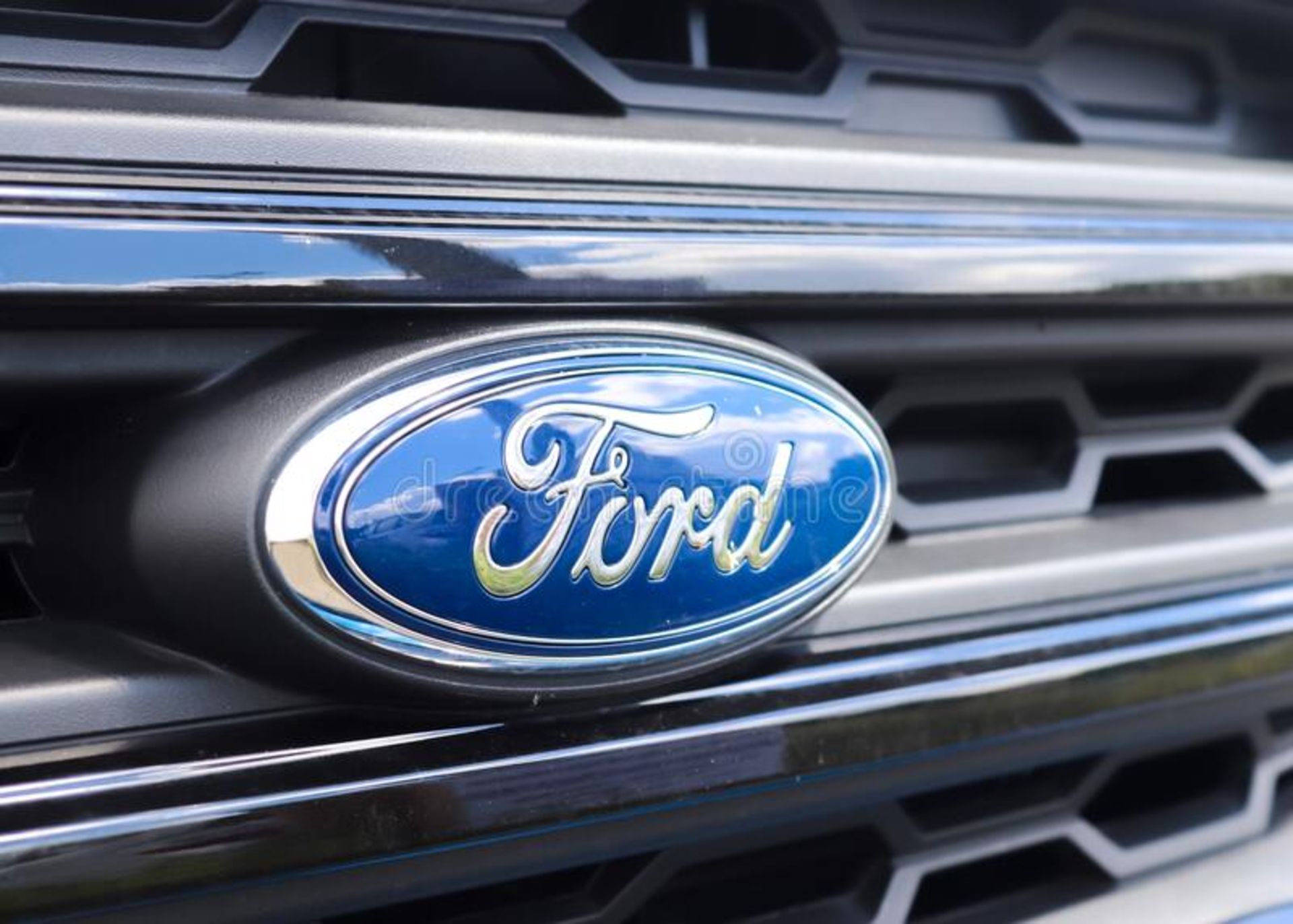 sluiting-van-het-ford-logo-op-een-auto-voorzijde-nieuwe-191116548