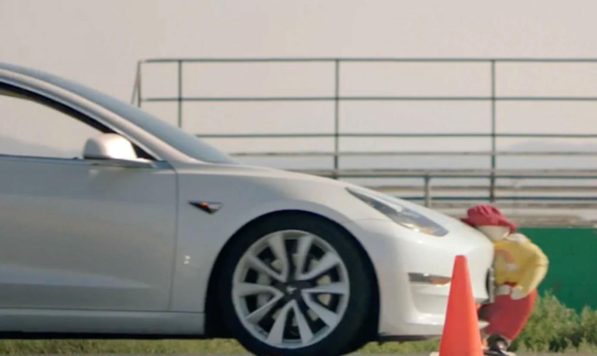 tesla-hits-child-mannequin