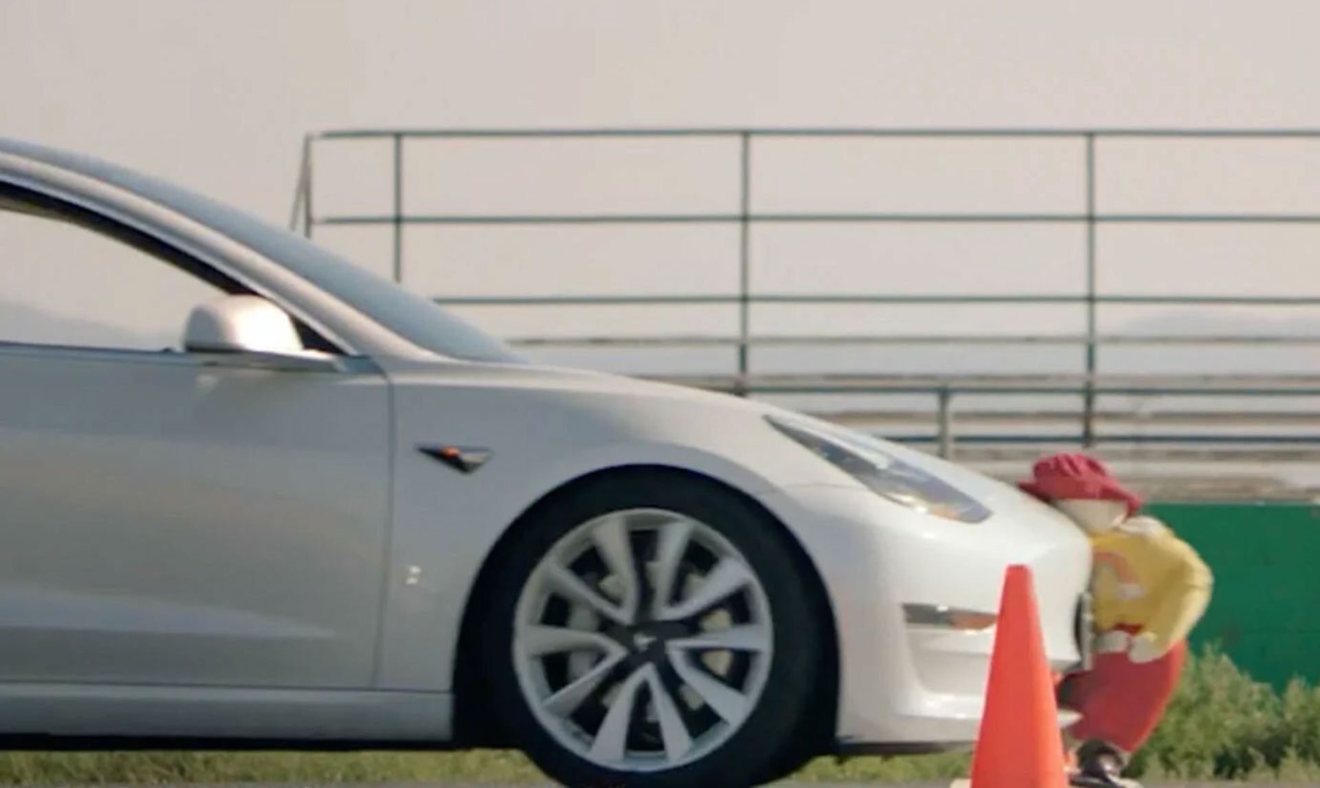 tesla-hits-child-mannequin