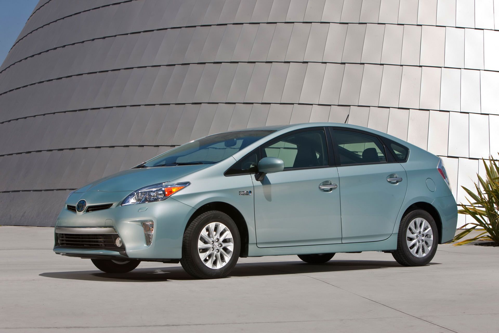 2012-toyota-prius-phev-3