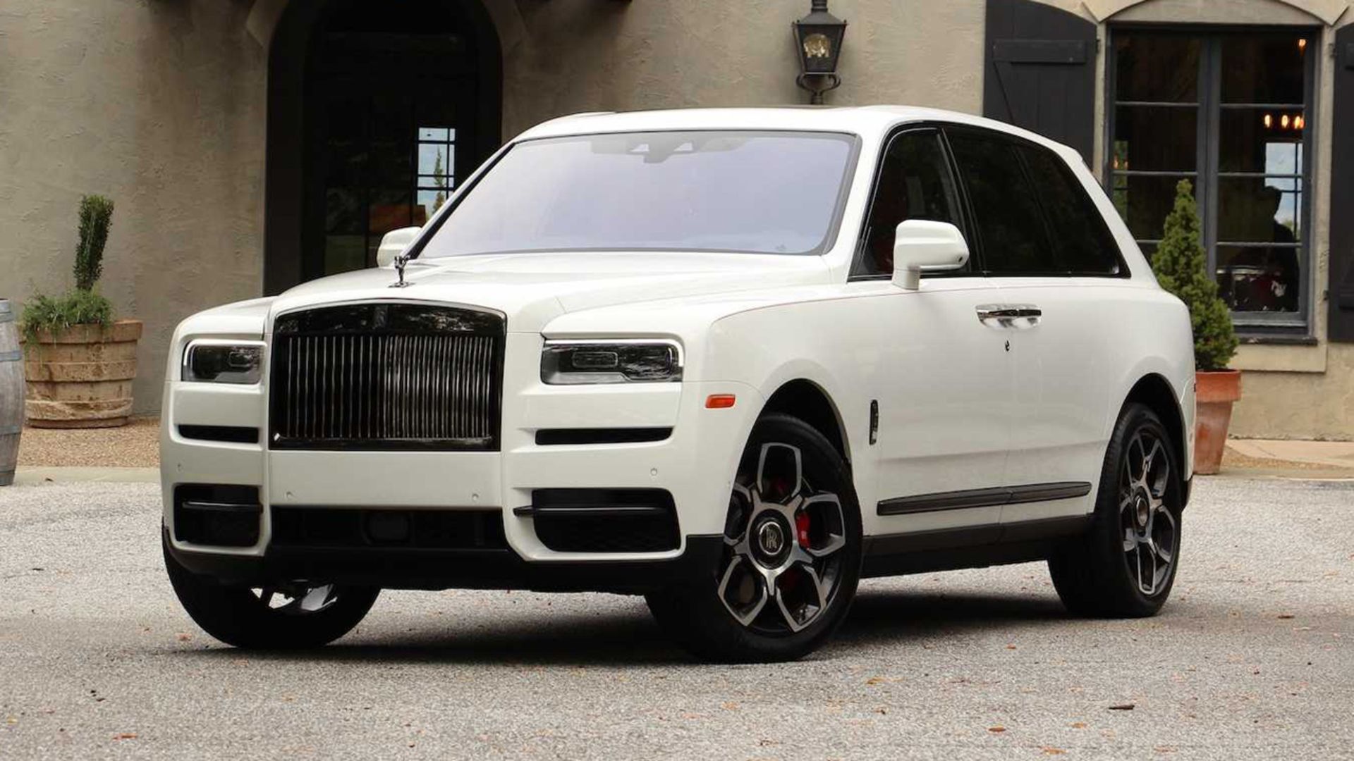 2020-rolls-royce-cullinan-1