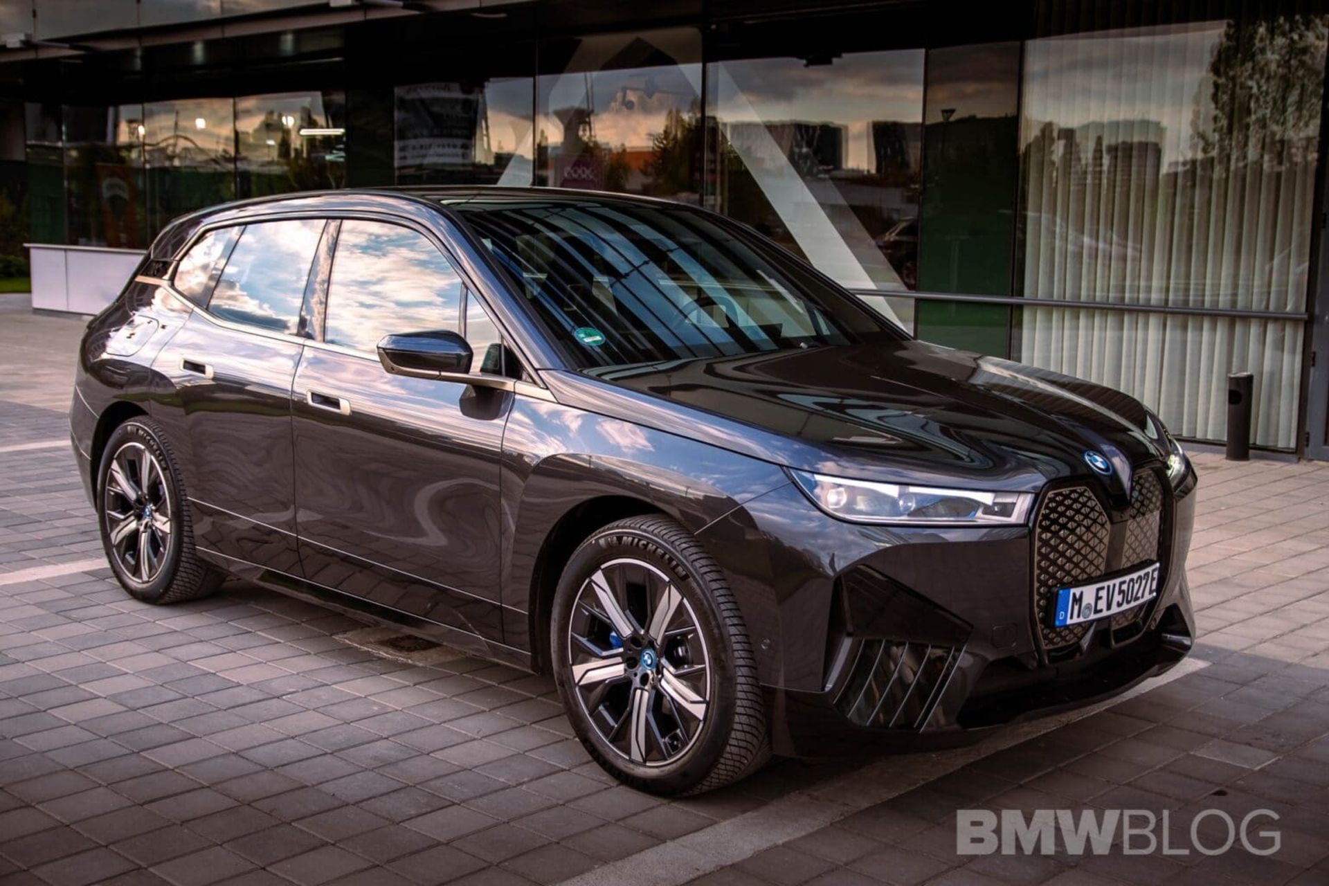 2022-bmw-ix-xdrive50-test-drive-review-00