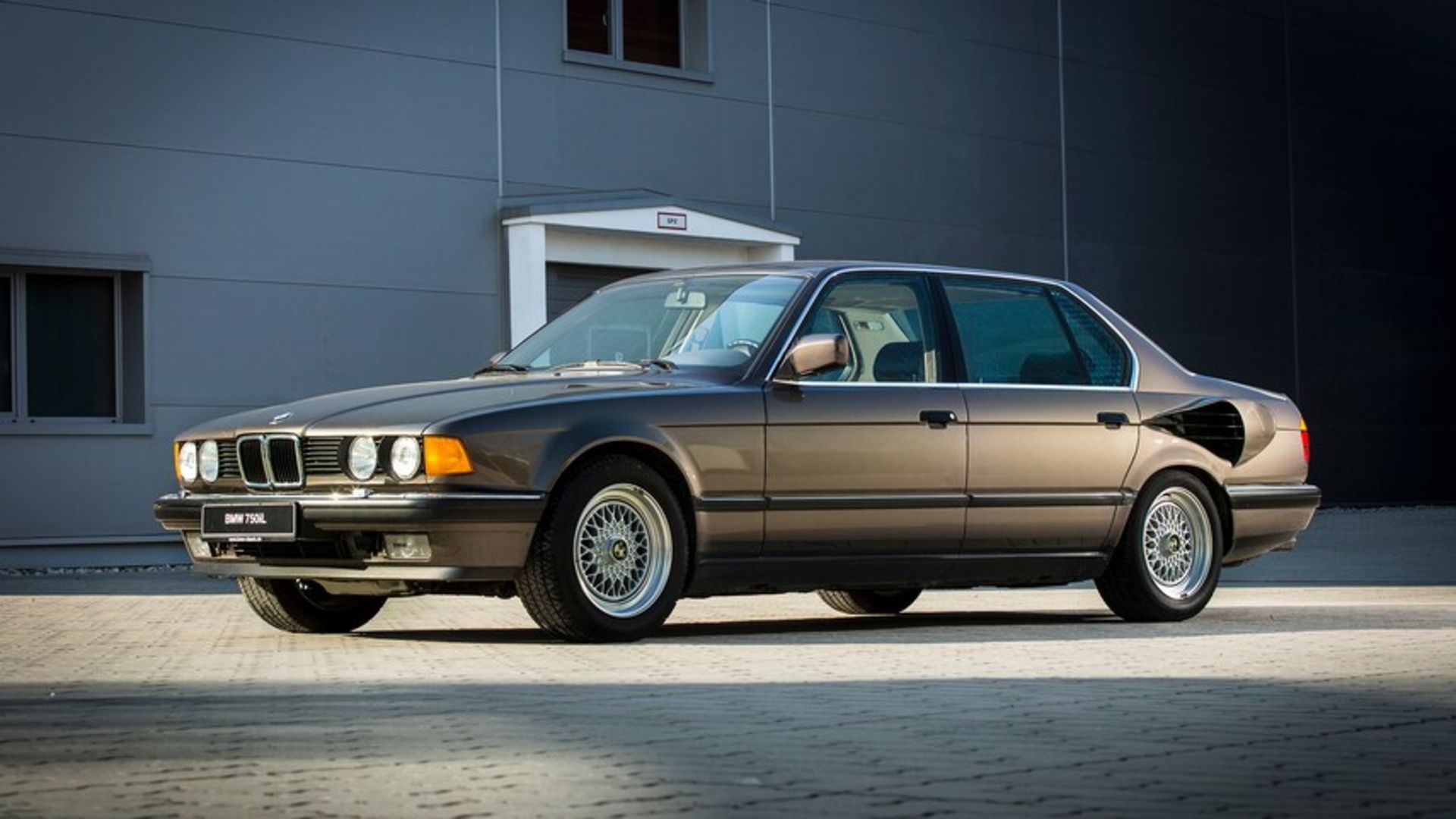 BMW-7-Series-E32-V-16-Goldfish-17