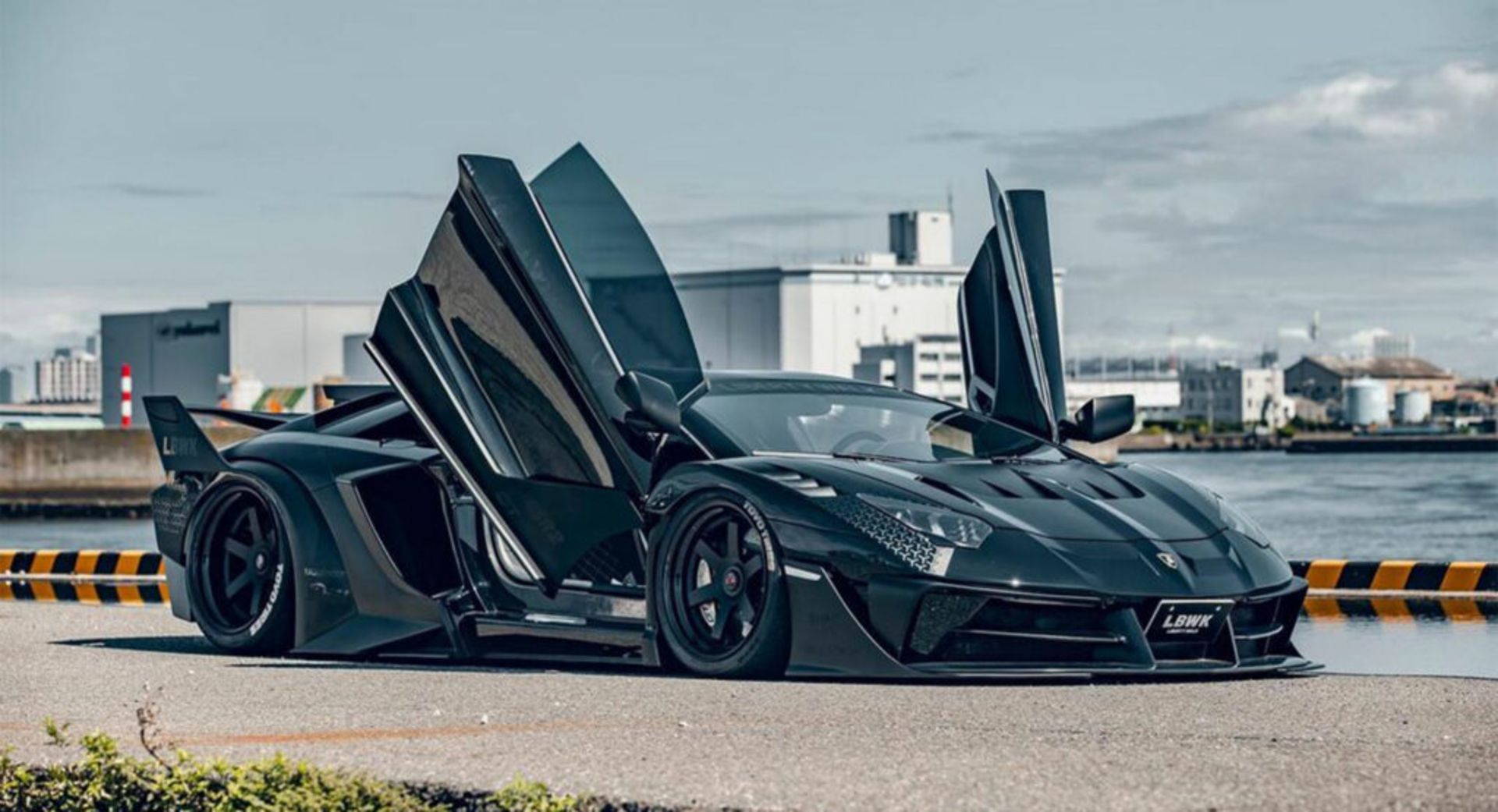 Liberty-Walk-Lamborghini-Aventador-2a-1024x555