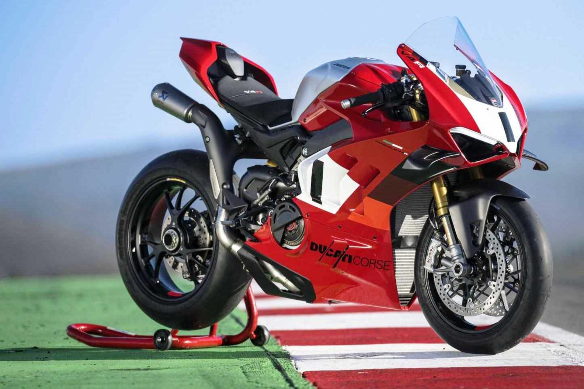 2023-ducati-panigale-v4-r---on-track-43