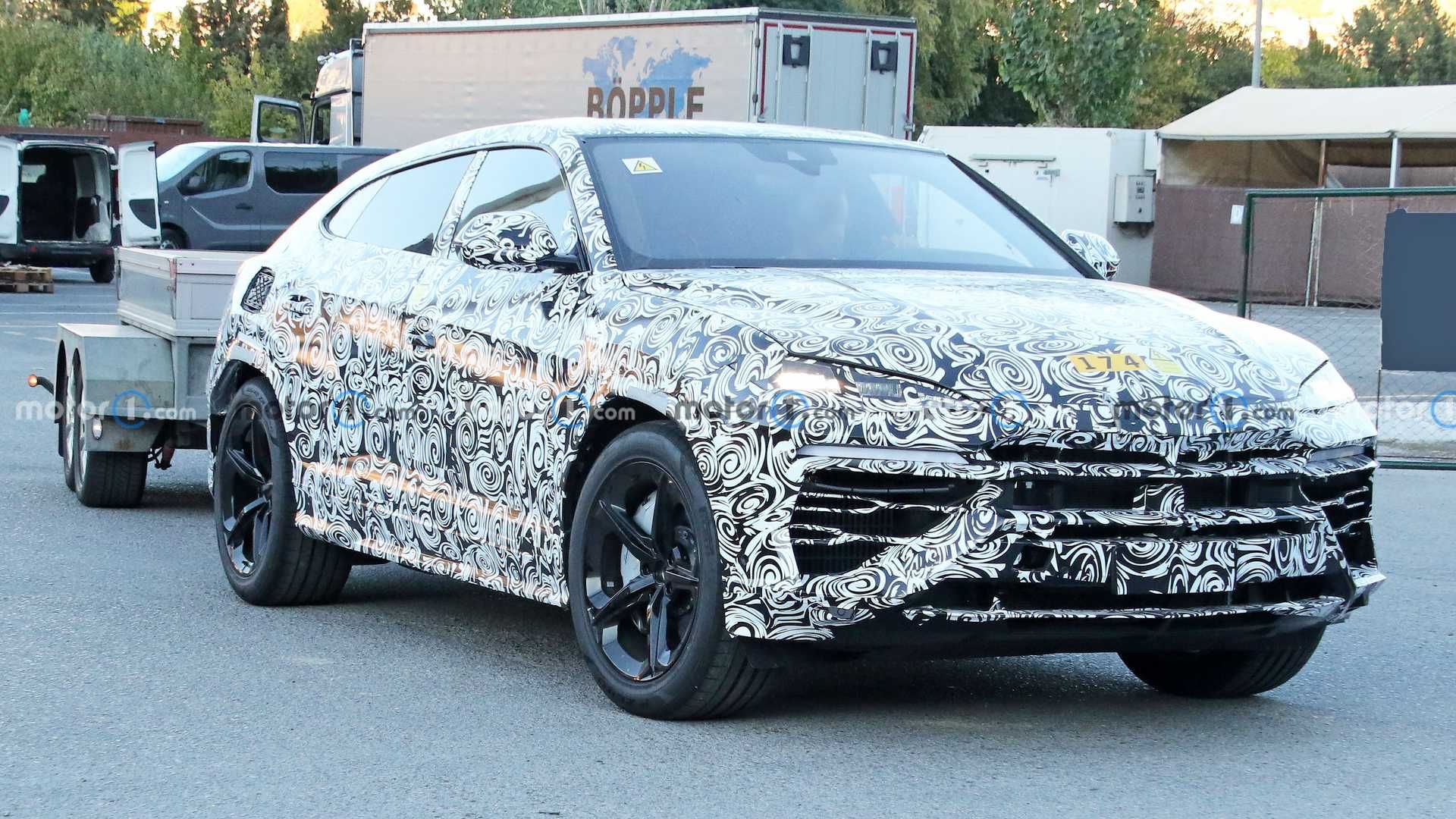 2024-lamborghini-urus-plug-in-hybrid-spy-photo