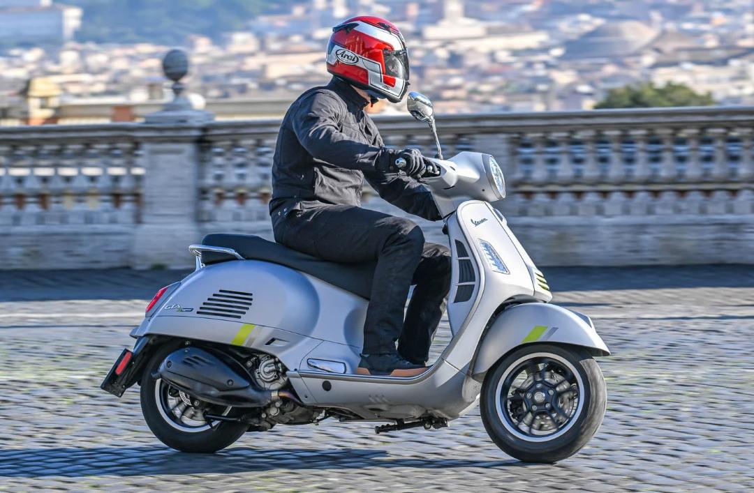 vespa GTS300 new (10)