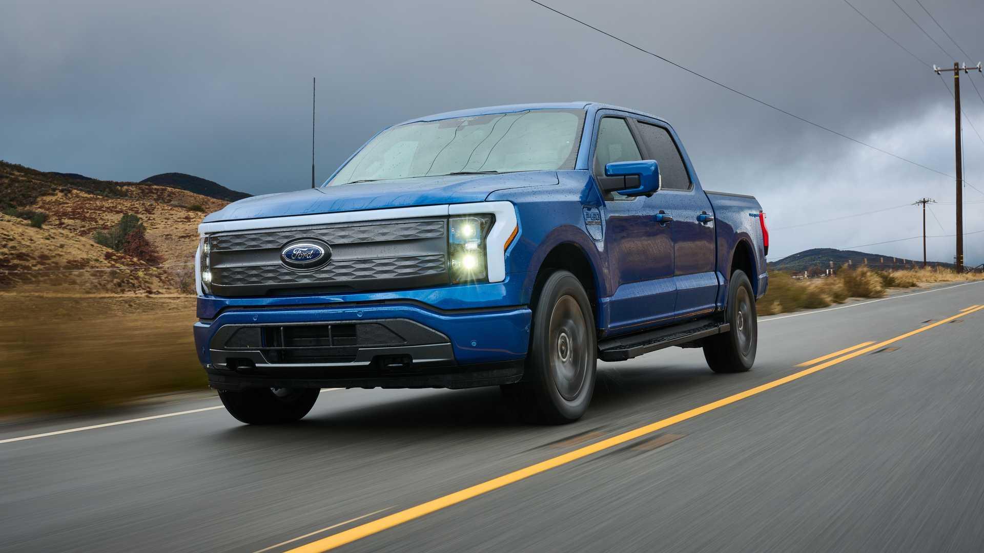 2022-ford-f-150-lightning-motor1.com-star-awards