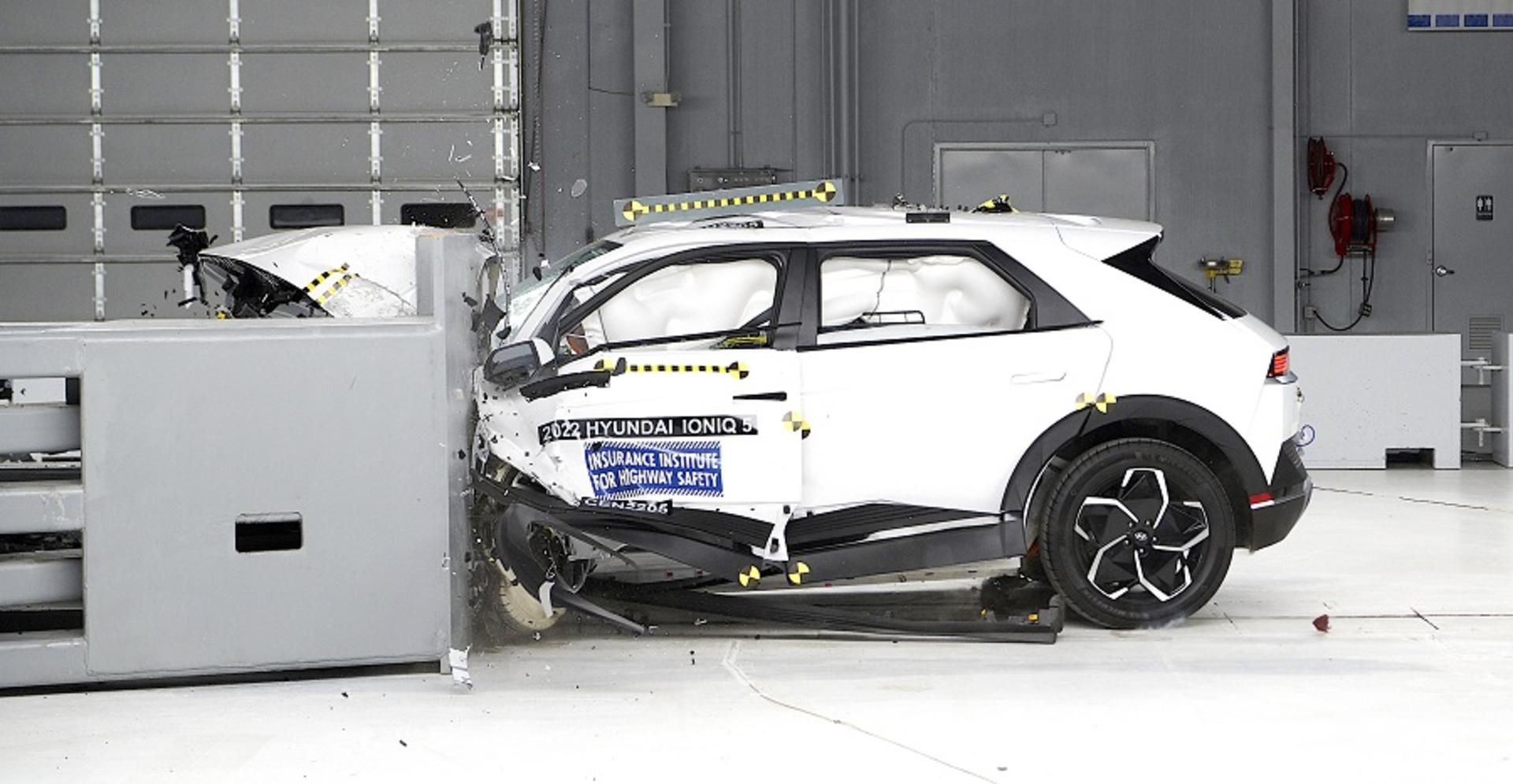Hyundia Ionic crash test IIHS