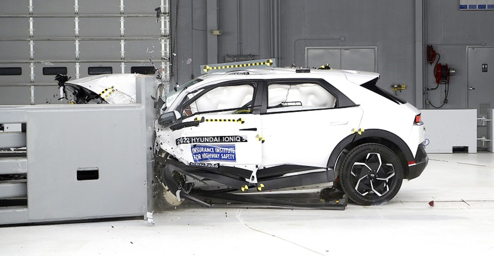 Hyundia Ionic crash test IIHS