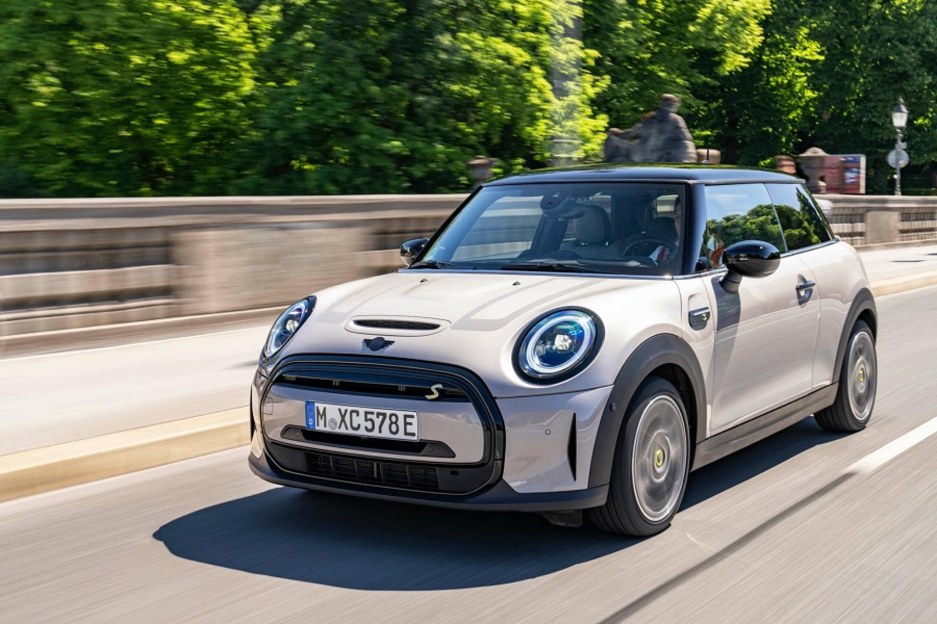 QeeZbOmini-cooper-se-2022-fur-menschen-mit-behinderungen-scaled