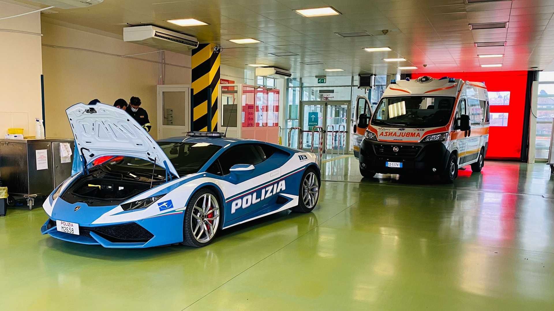 lamborghini-huracan-police-car-transports-two-kidney
