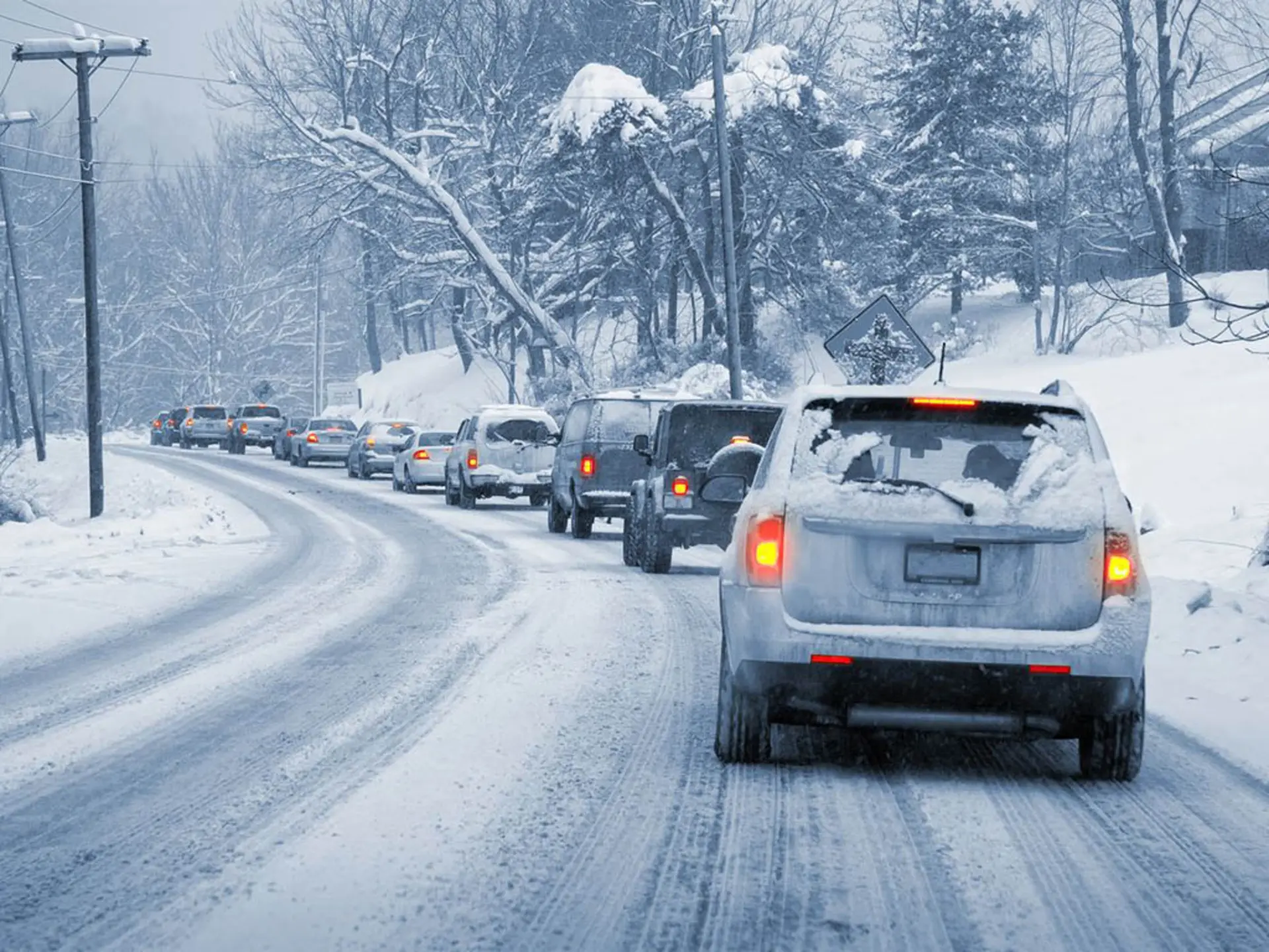 winter-driving-in-snow-royalty