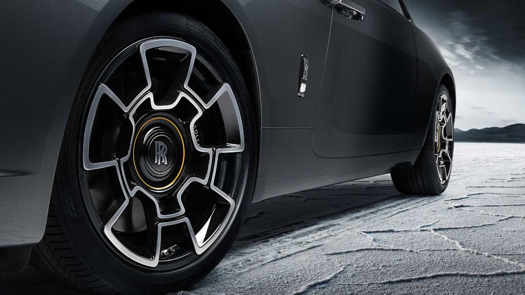 2023-rolls-royce-black-badge-wraith-black-arrow-wheels