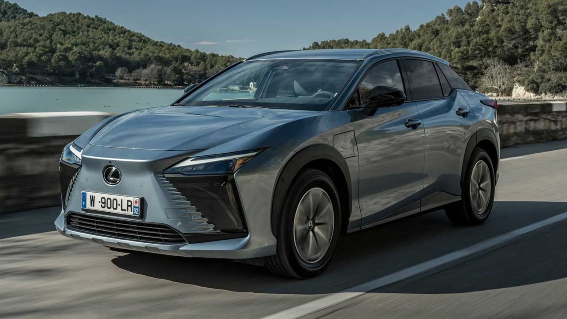 Lexus-RZ450e-10