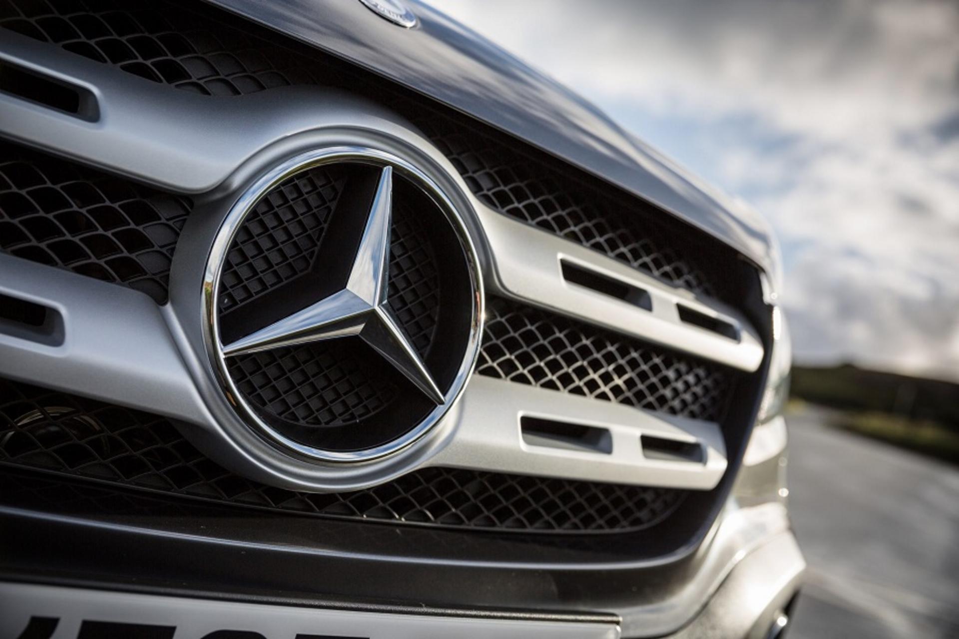 Mercedes-Benz-grille-logo-scaled