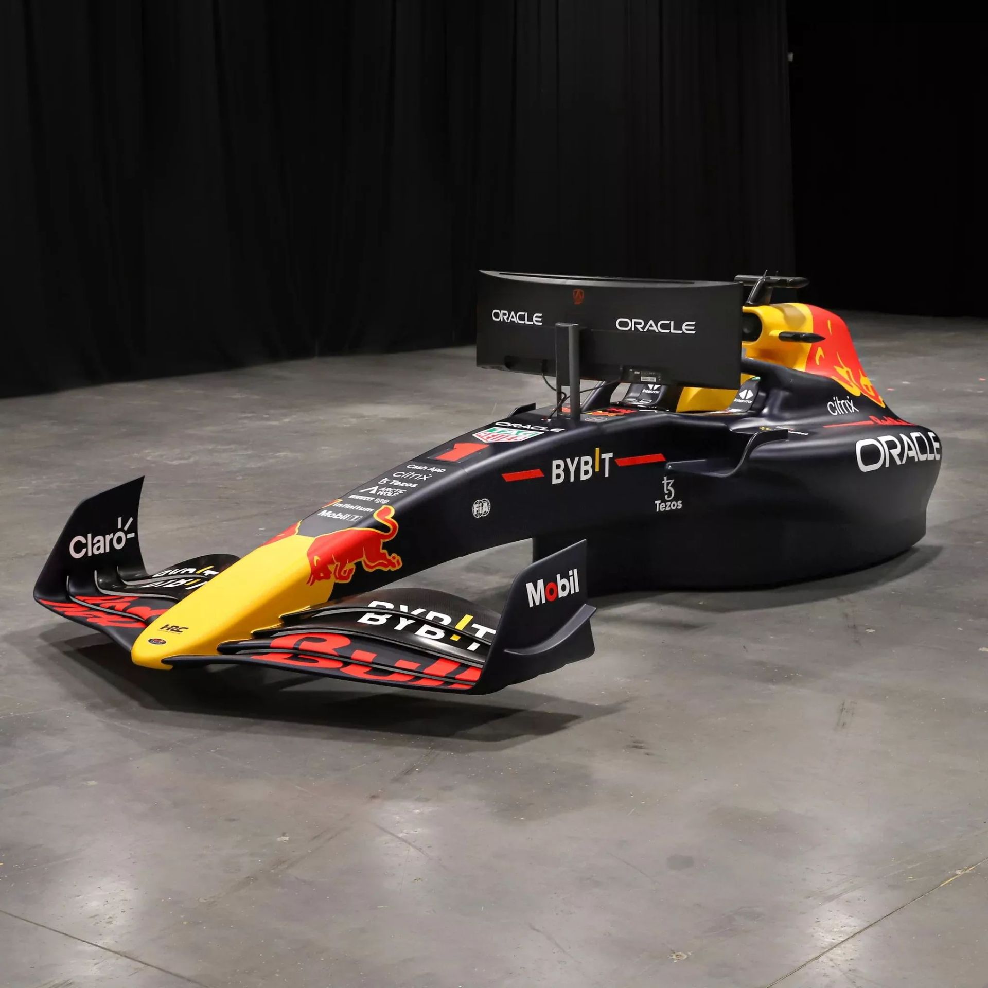 Red-Bull-RB18-Simulator-12
