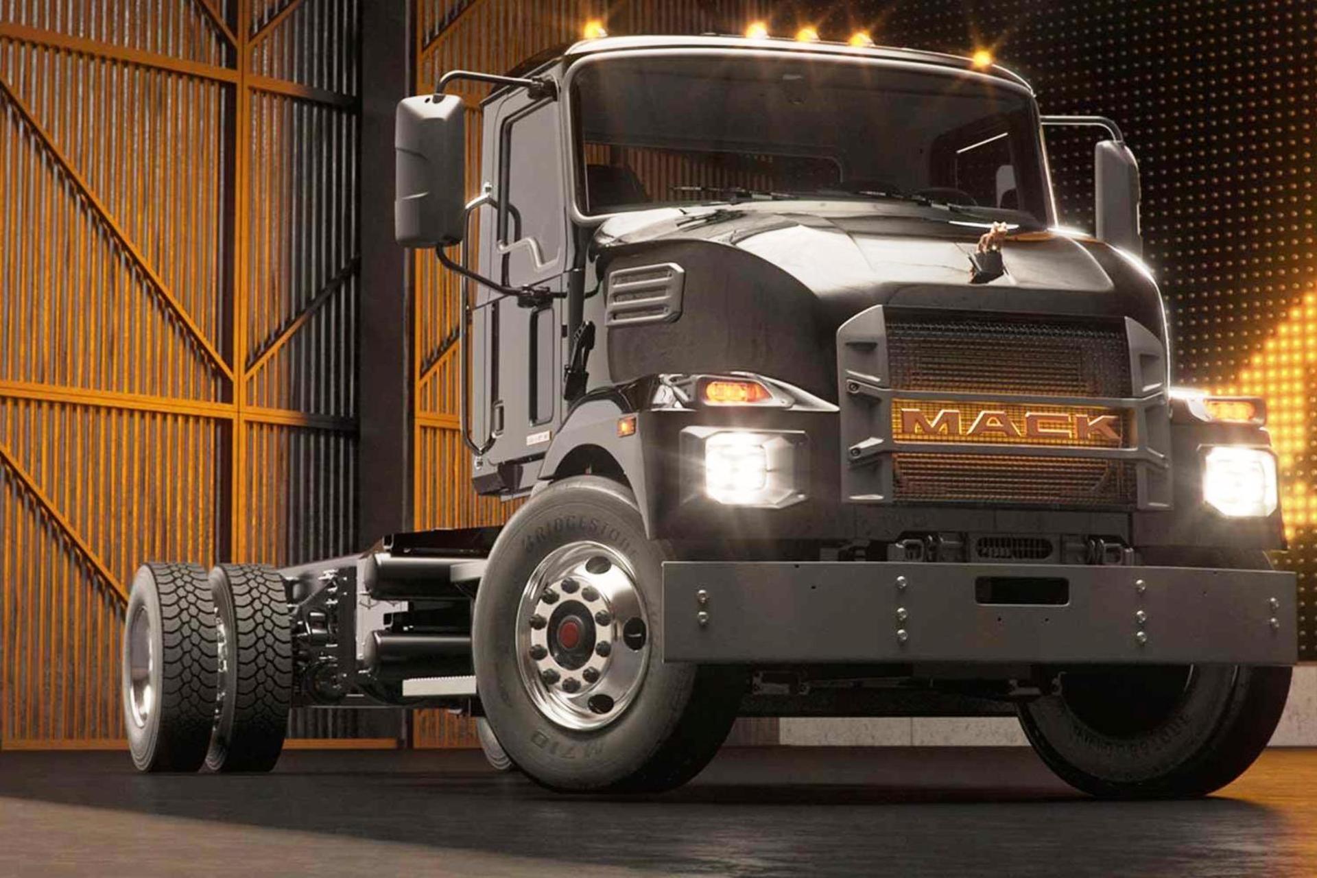 This-is-Macks-first-electric-truck-with-a-torpedo-nose