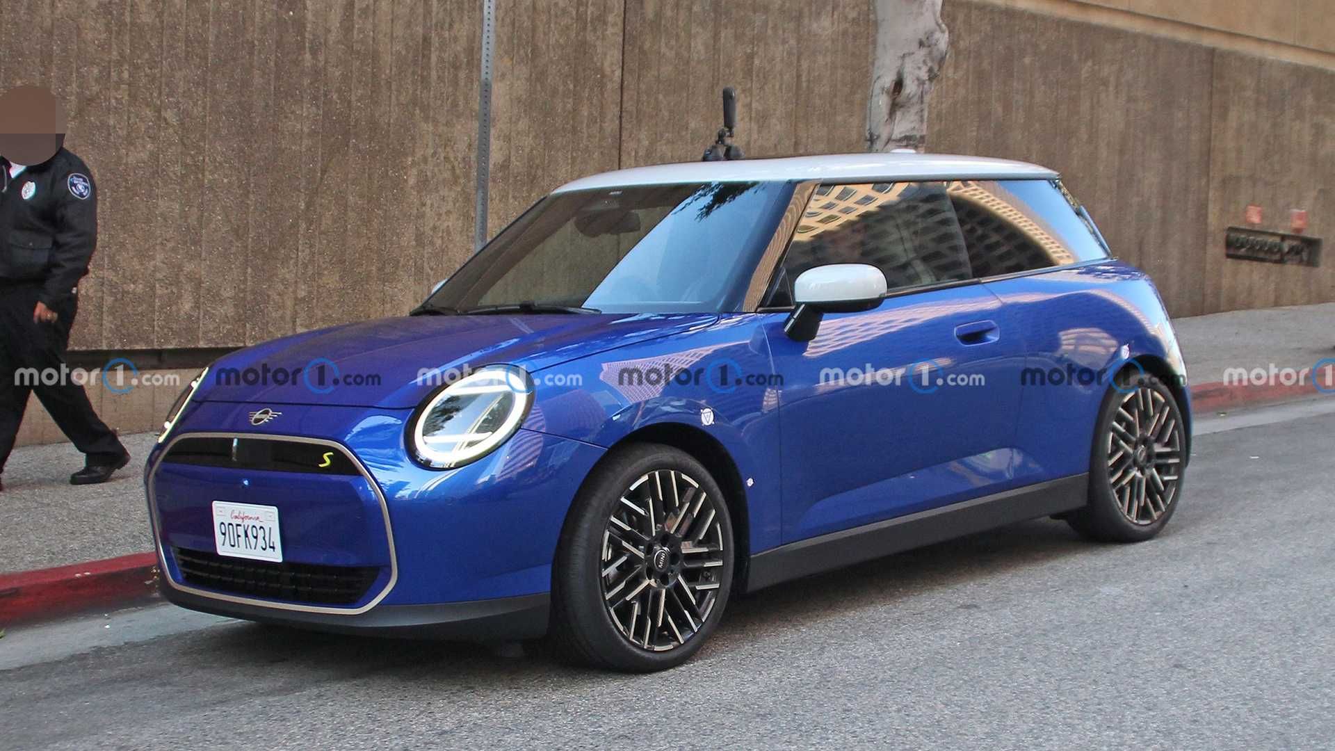 2024-mini-cooper-se-ev-side-view-spy-photo (4)