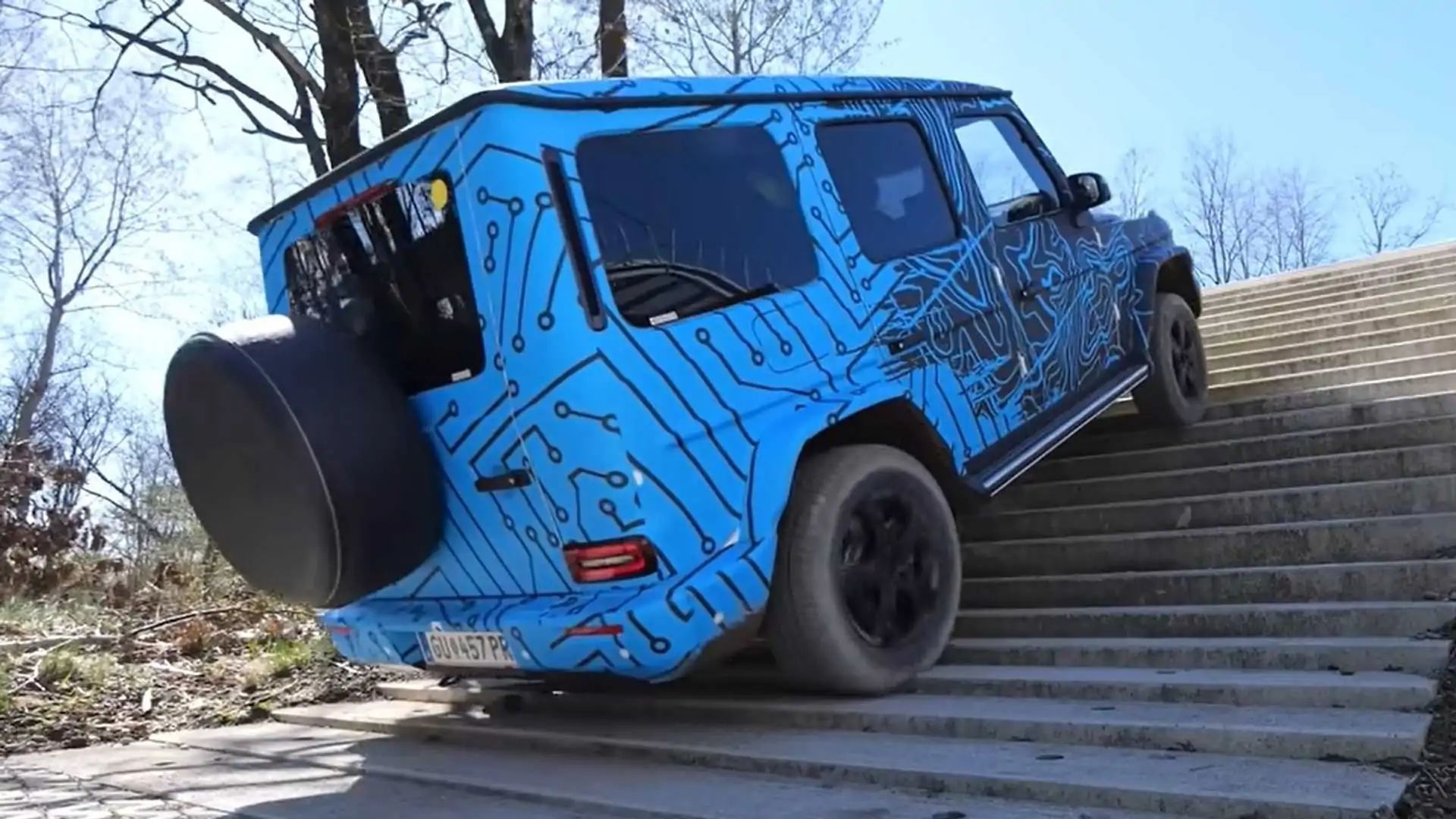 mercedes-eqg-climbs-stairs