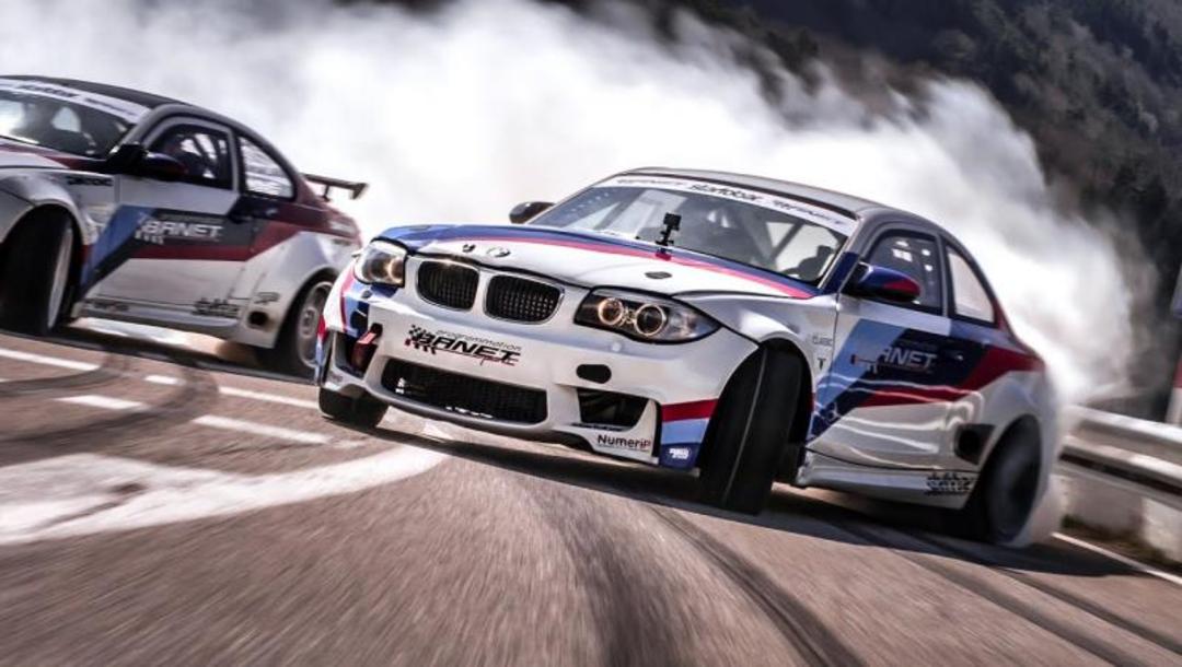 10049-800-L-sance-de-drift-en-vido-pour-deux-bmw-sur-des-routes-de-montagne