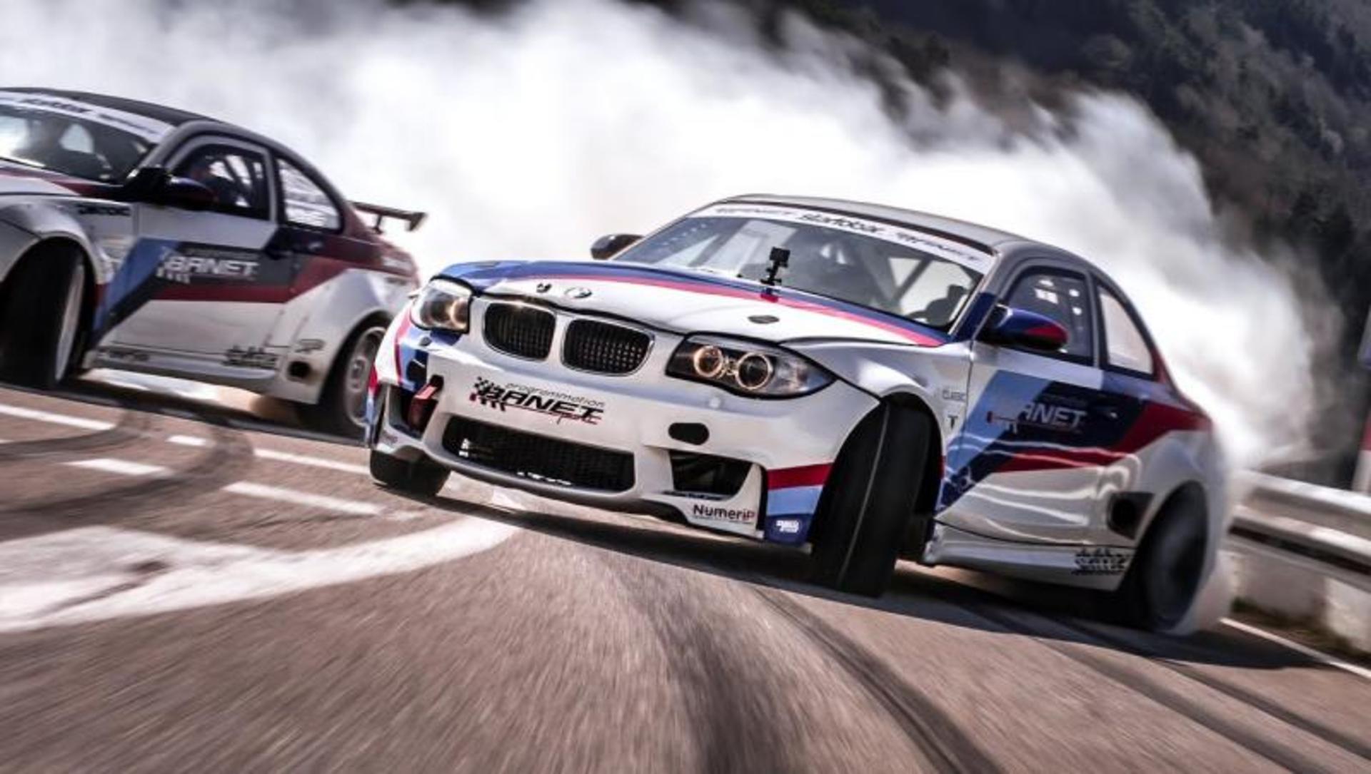 10049-800-L-sance-de-drift-en-vido-pour-deux-bmw-sur-des-routes-de-montagne