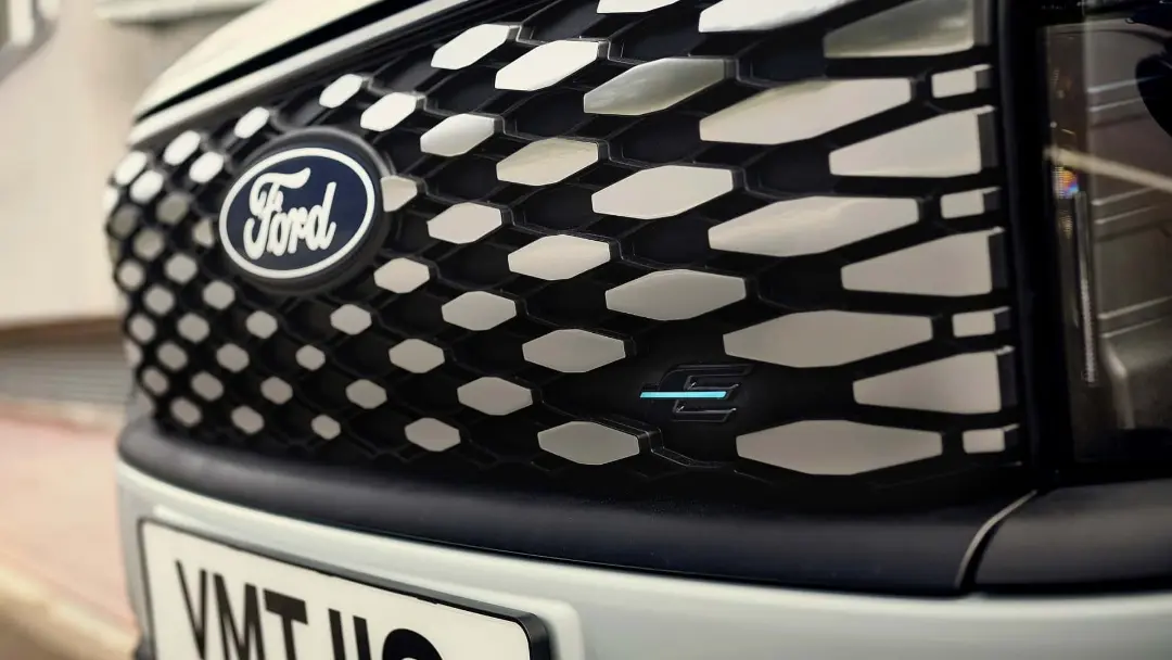 2023-ford-e-tourneo-courier-active-front-grille