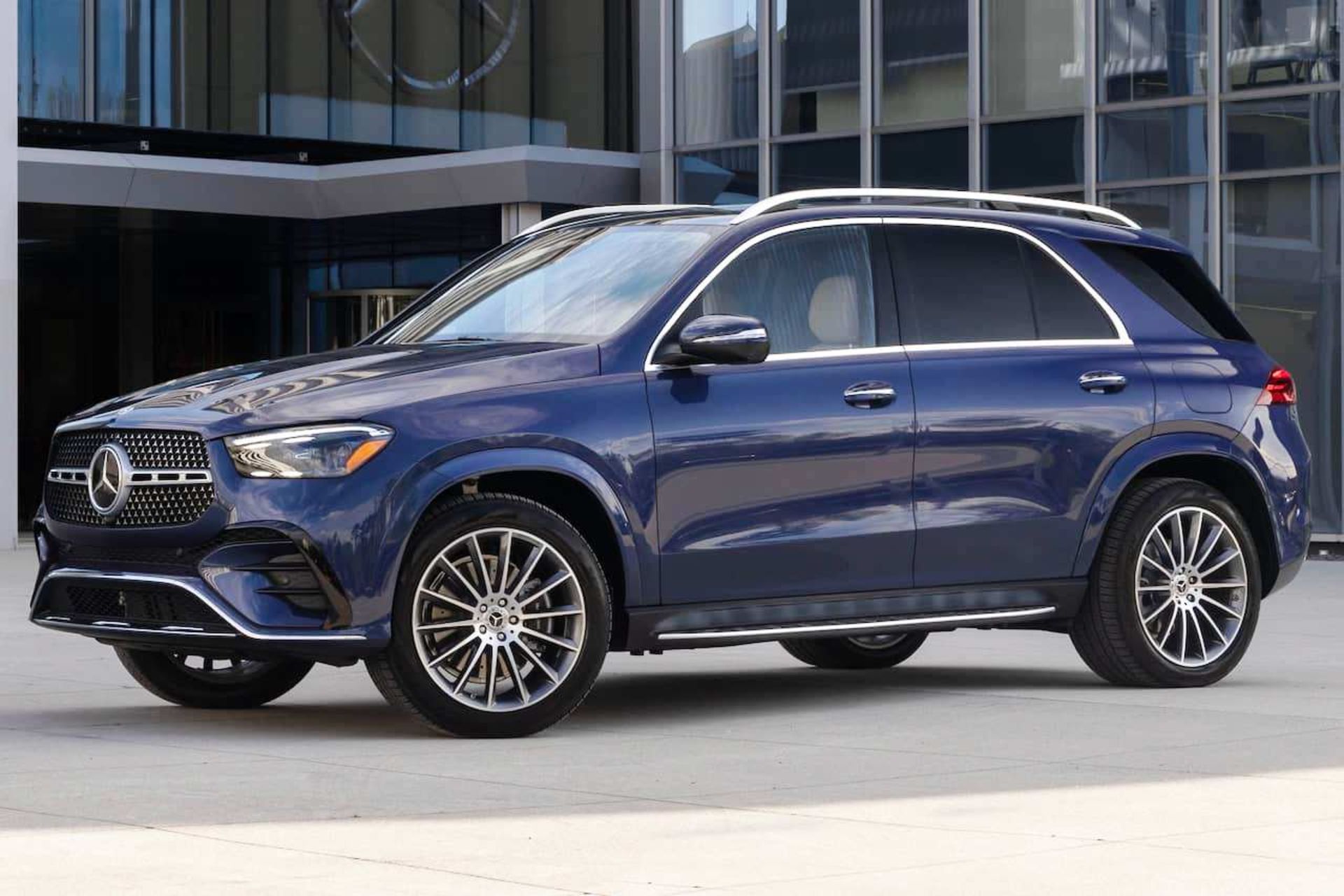 2024-Mercedes-GLE-PHEV-450e-front-three-quarter