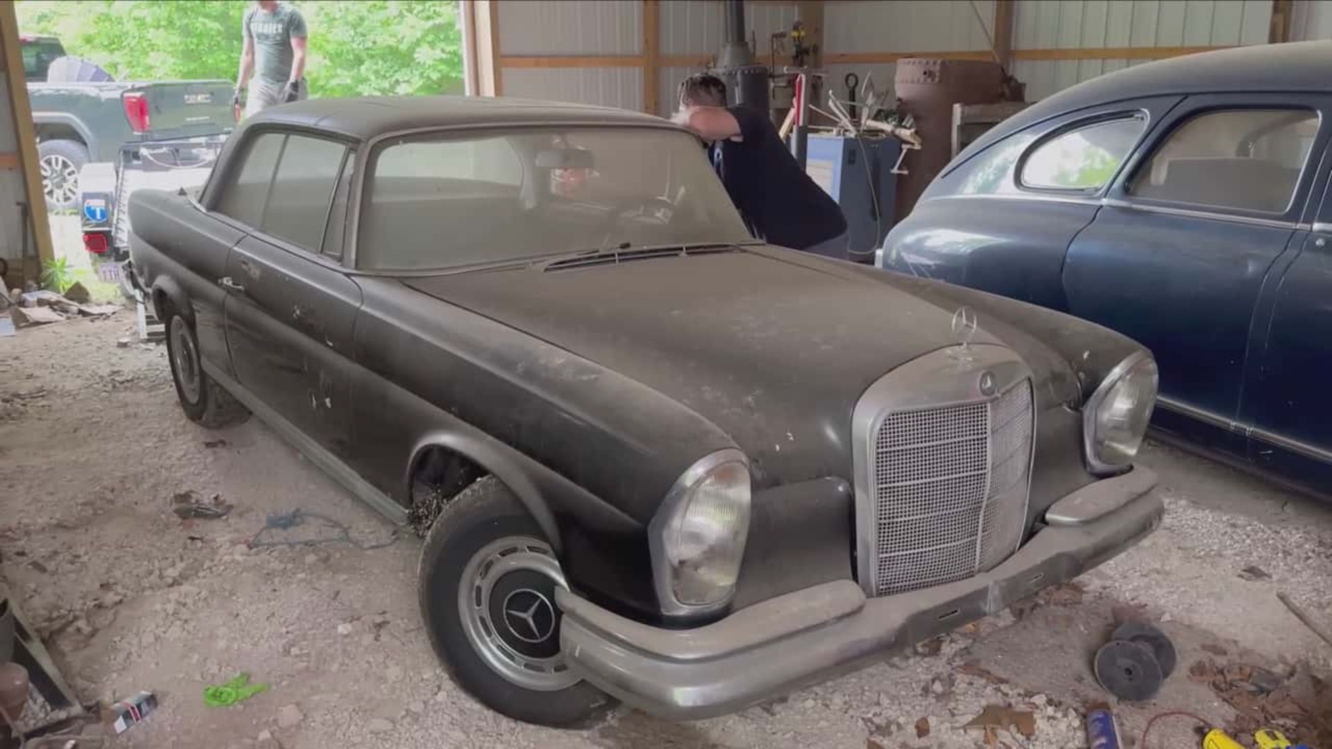 barn-find-mercedes-220-se-first-wash