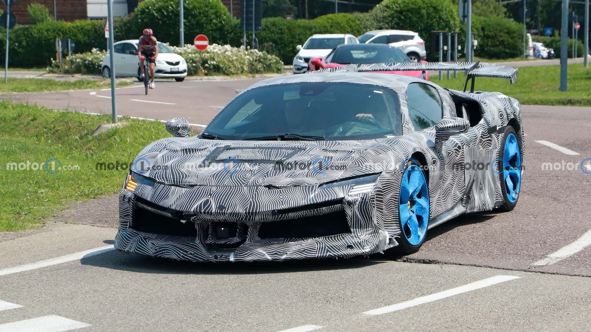 ferrari-sf90-lm-blue-wheels-front-view-spy-photo