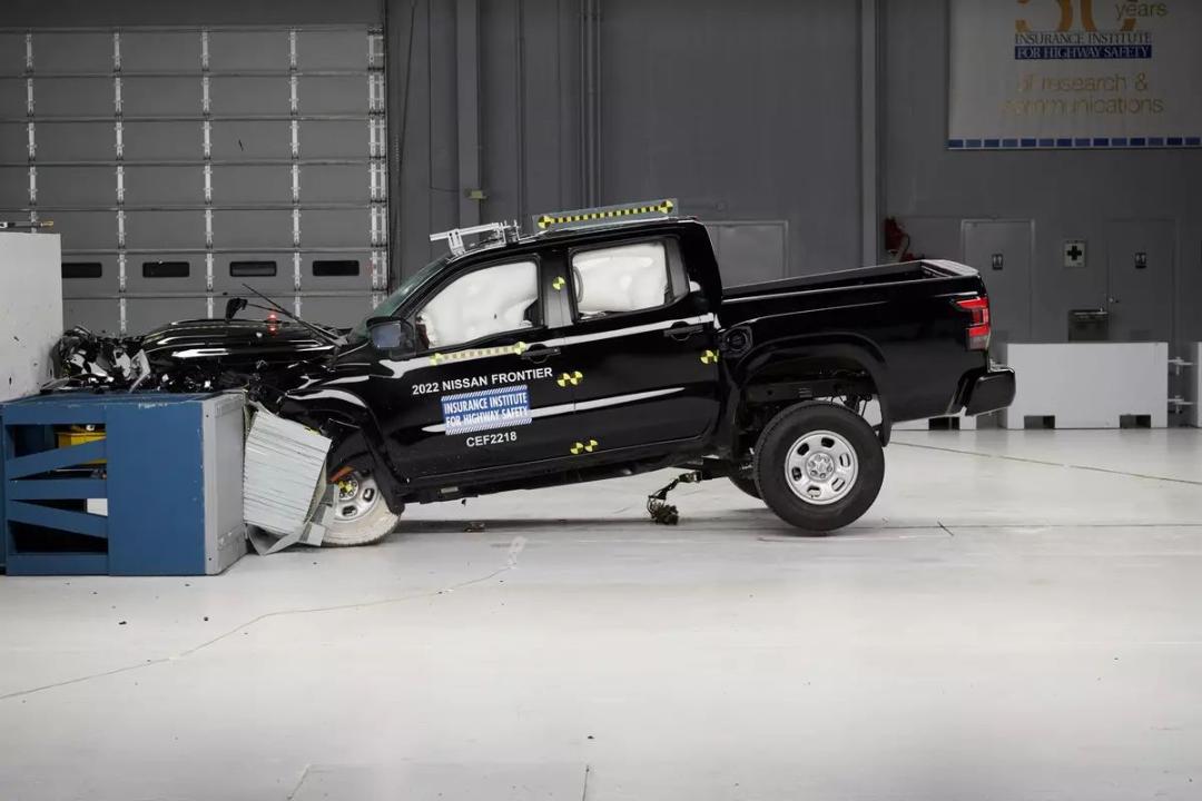 nissan-frontier-iihs-crash-test-2022-exterior-01