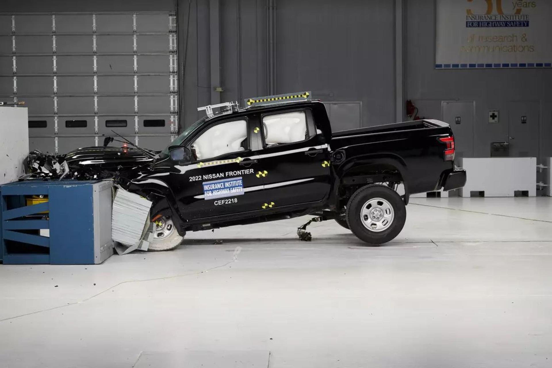 nissan-frontier-iihs-crash-test-2022-exterior-01