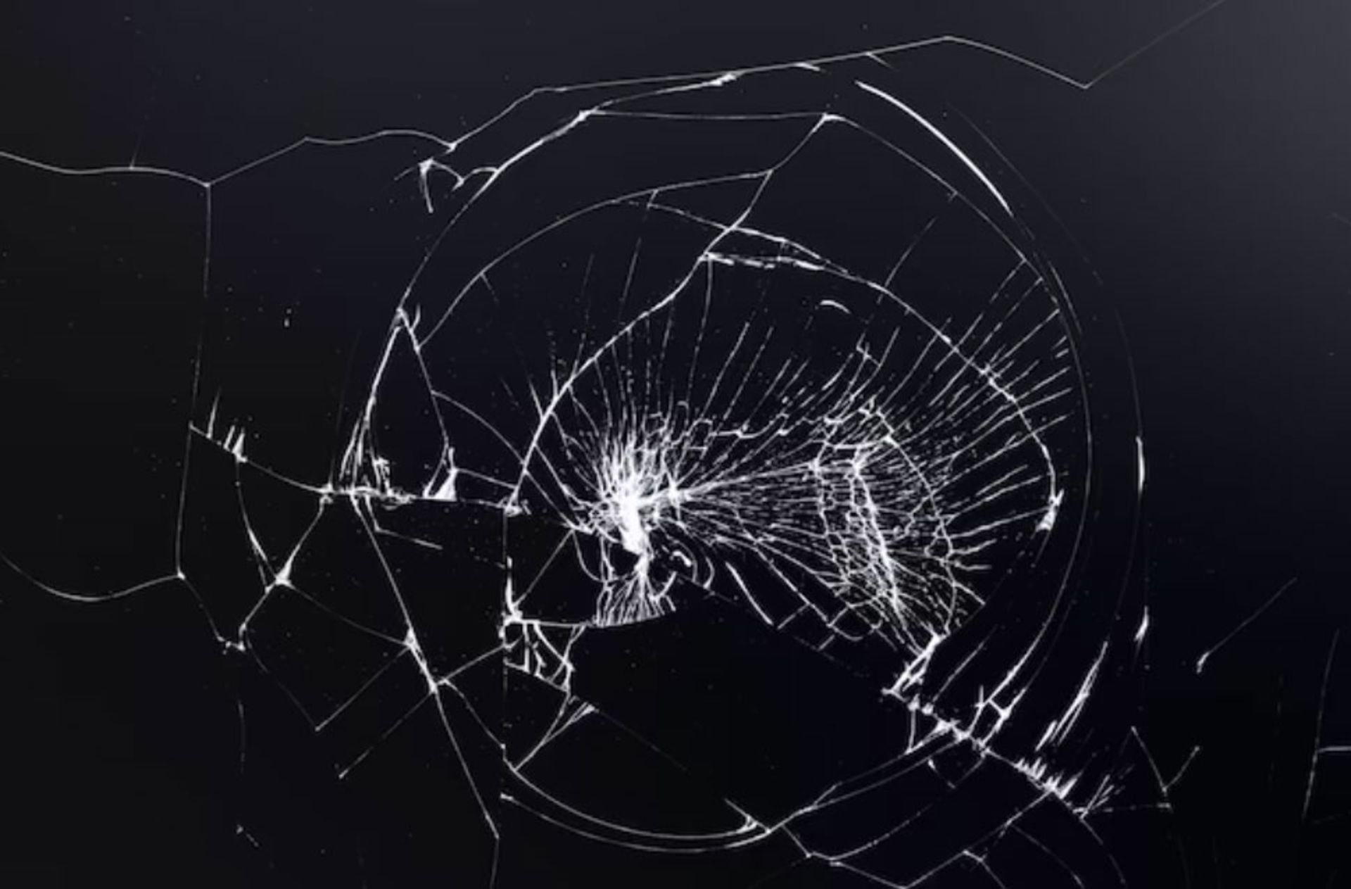 Broken-or-cracked-car-glass-1