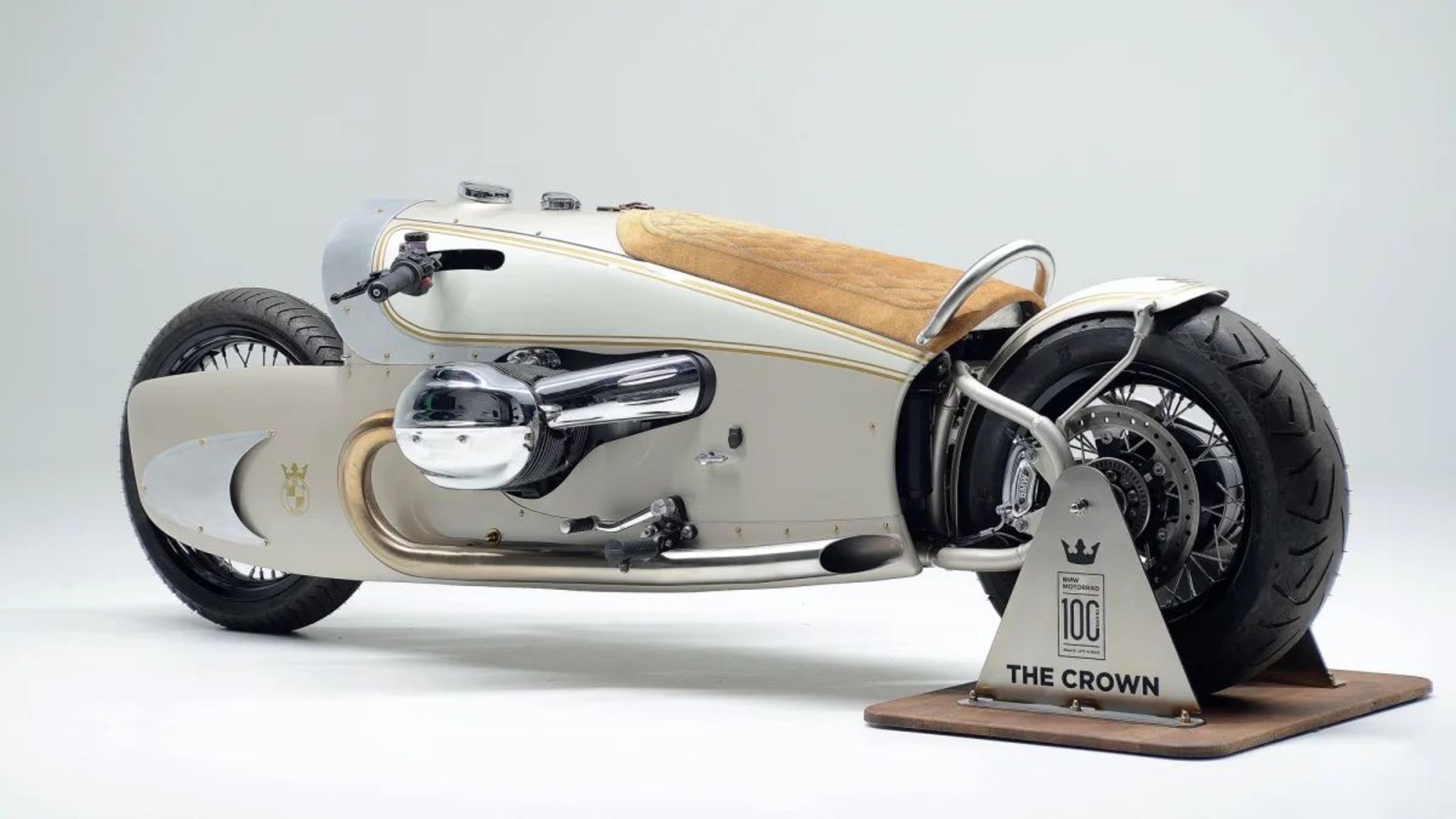 P90513784_highRes_bmw-r-18-the-crown-0