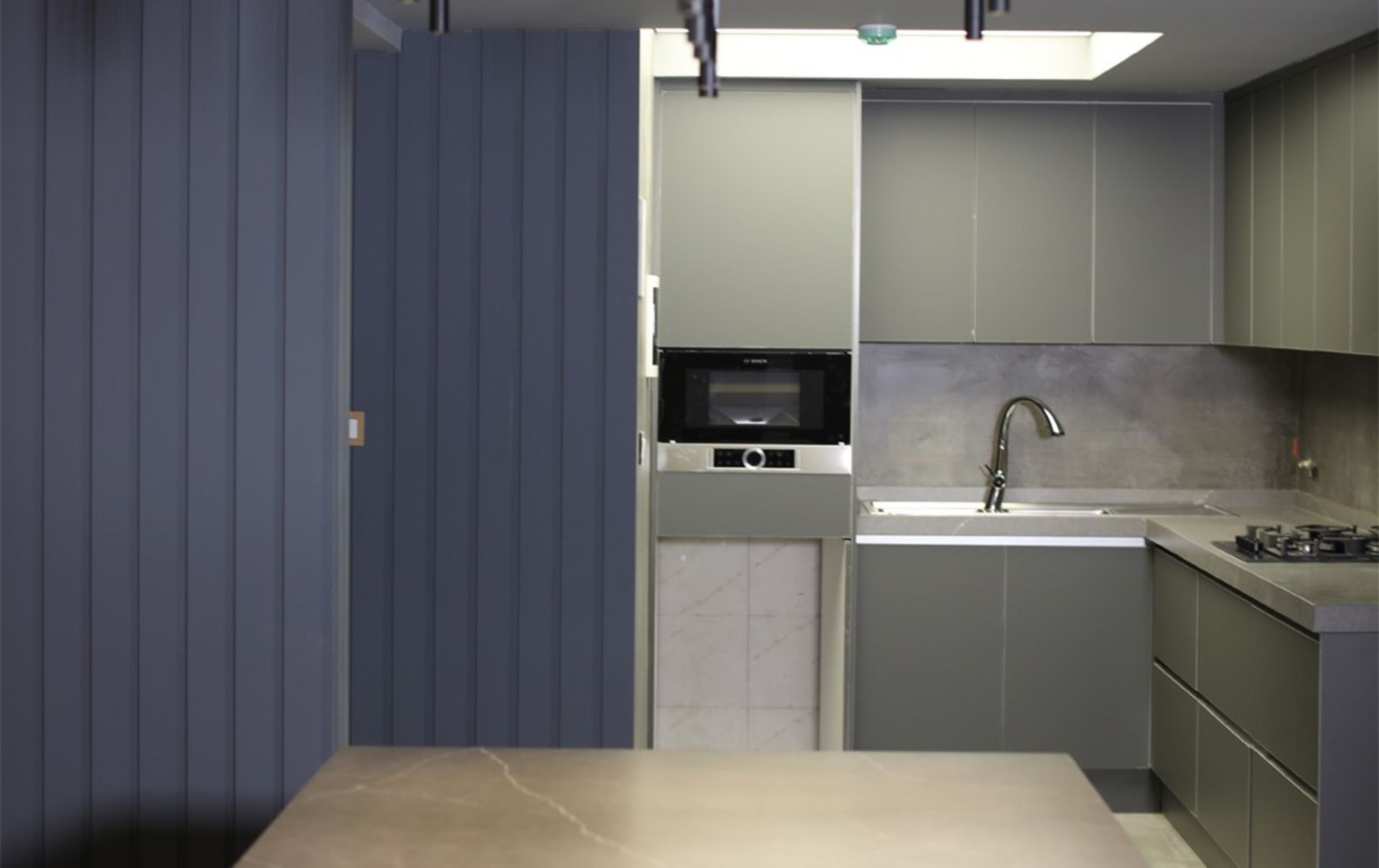 Suitable cabinet colors for a small kitchen 3