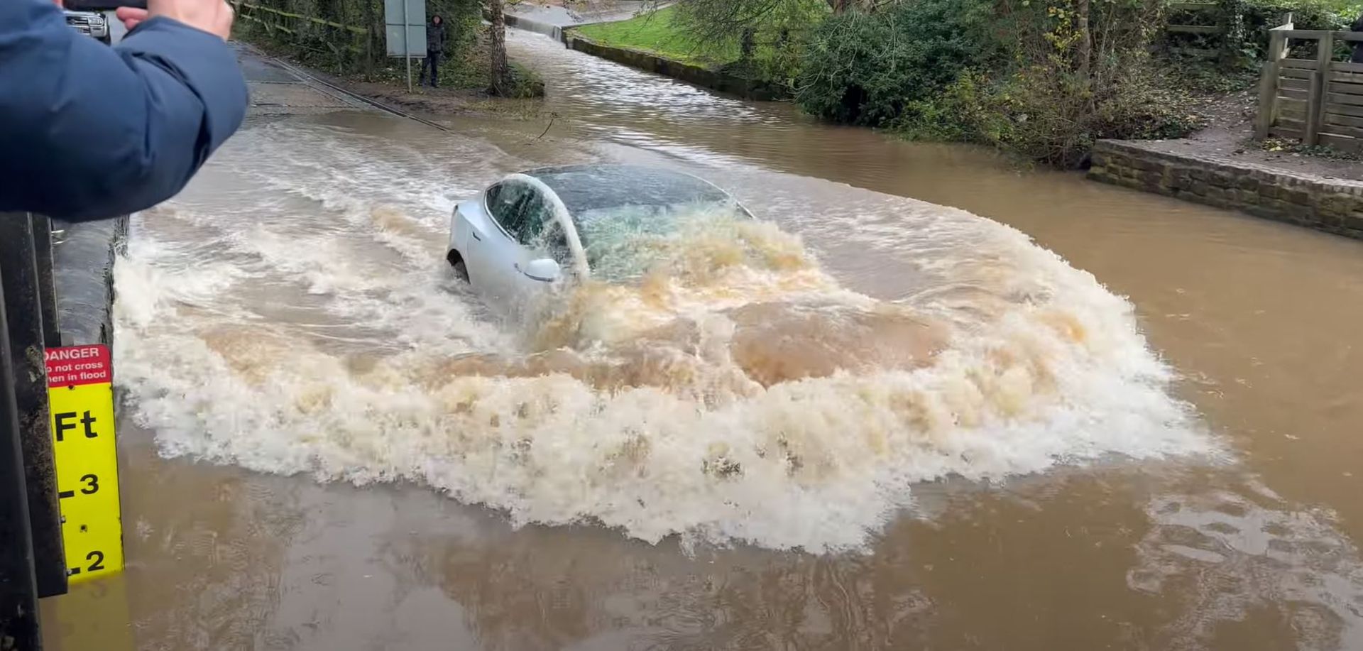 it-rained-in-the-uk-so-drivers-test-their-cars-amphibious-capabilities-at-rufford-ford-204276_1