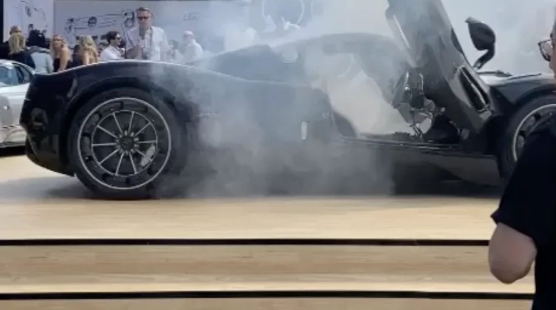 pagani-utopia-in-smoke-at-the-monterey-car-week-it-is-not-what-it-seems_1