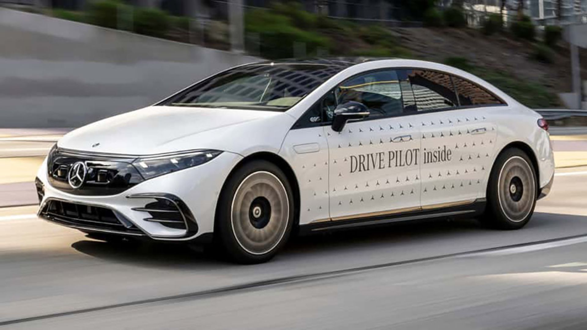2024-mercedes-benz-eqs-drive-pilot-exterior-freeway (2)_1024x