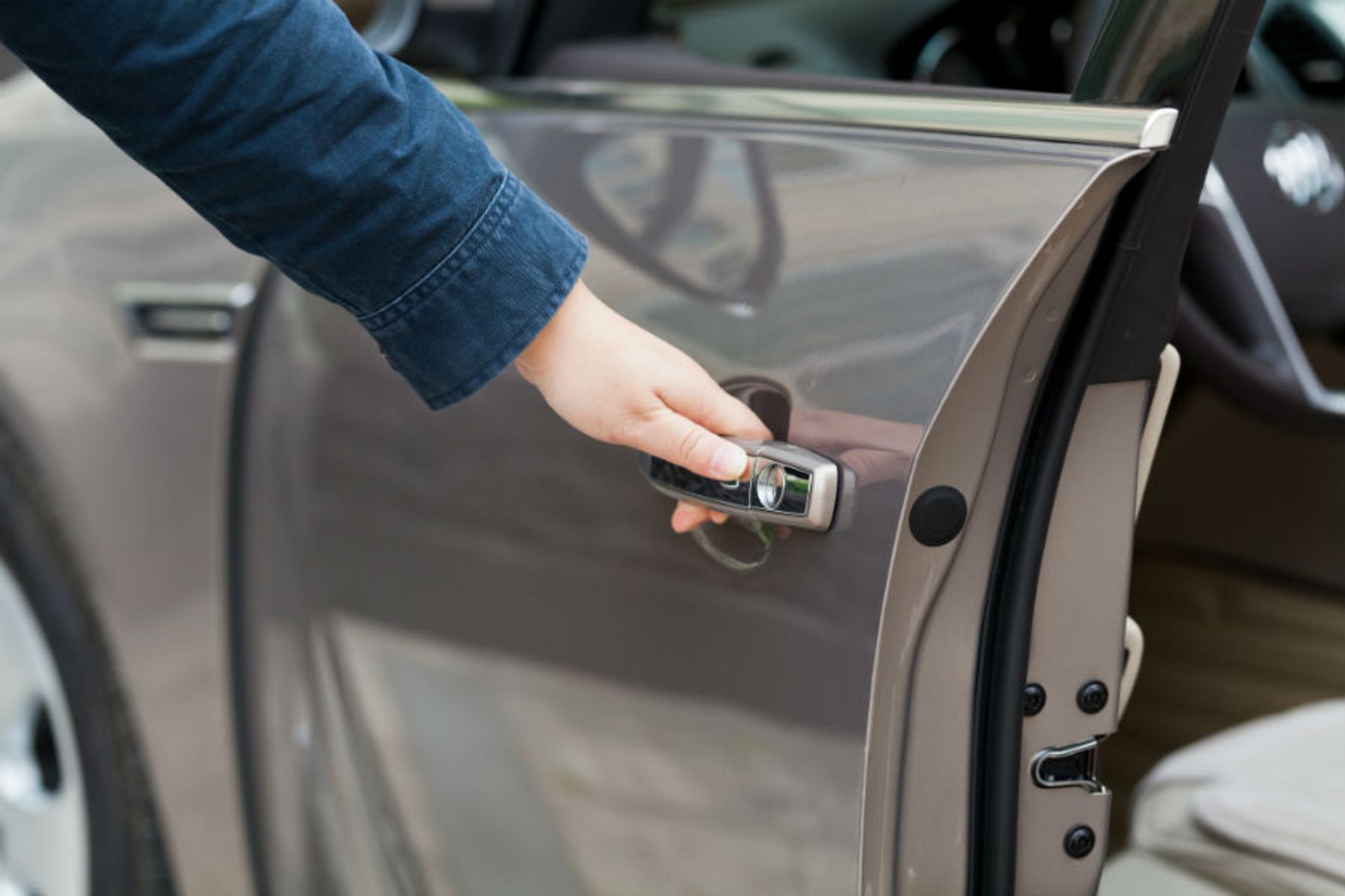 Hand_opening_car_door_fzant_Getty_Images