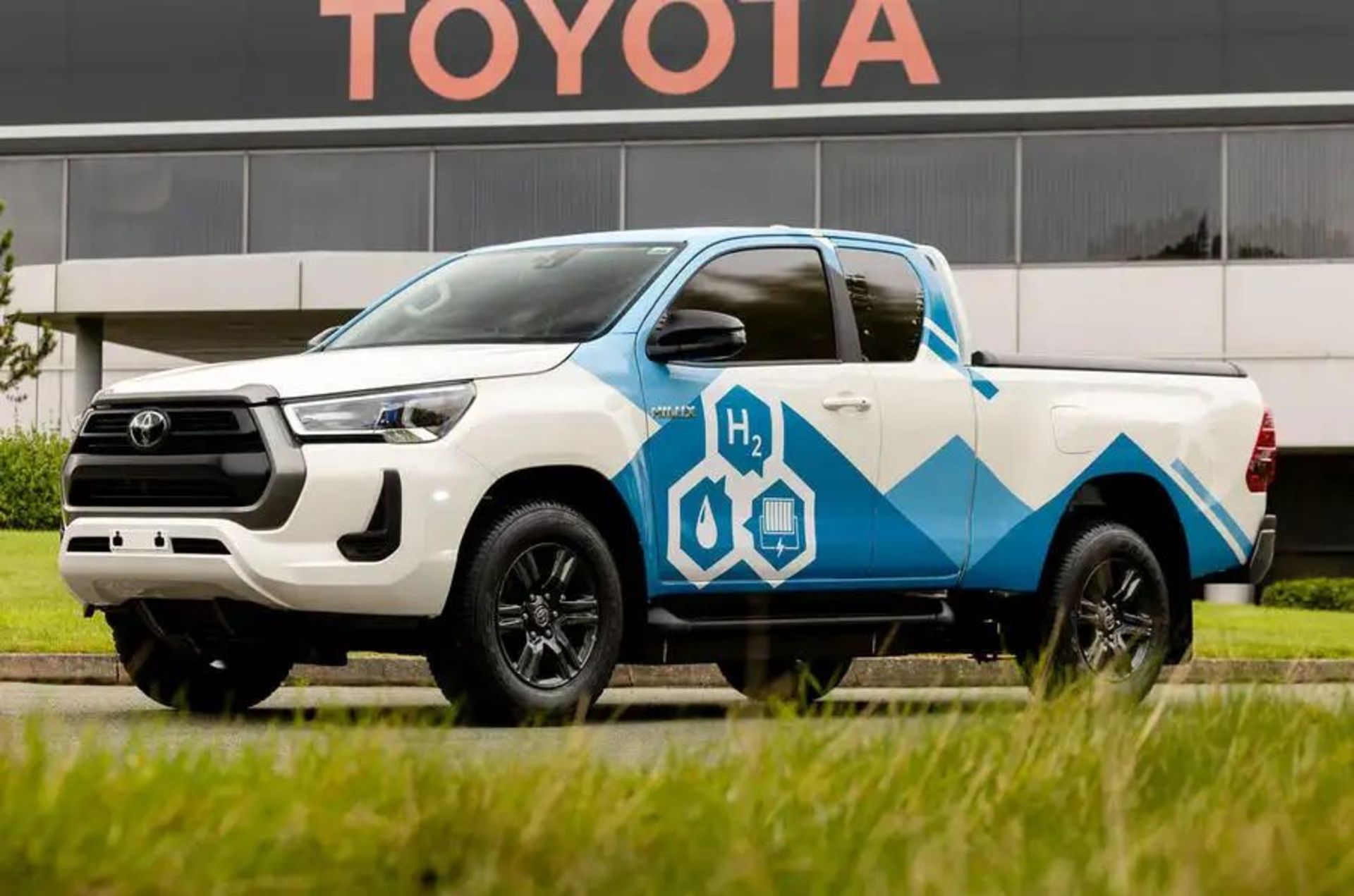 toyota_hilux_fcev_front_three_quarter