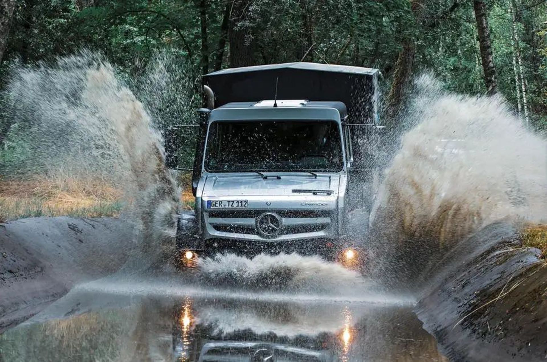 unimog_through_pond_0