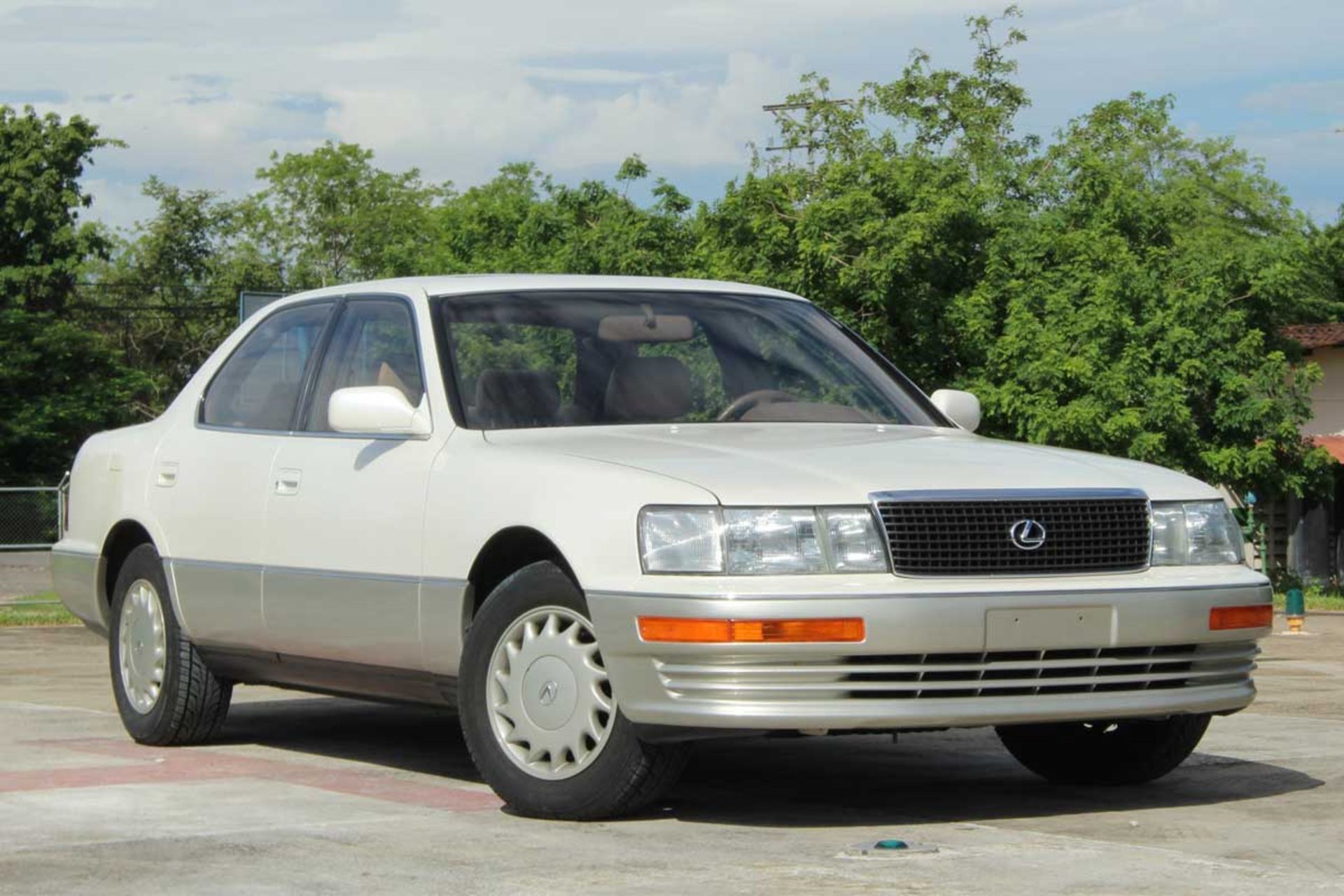 Lexus-LS400-3