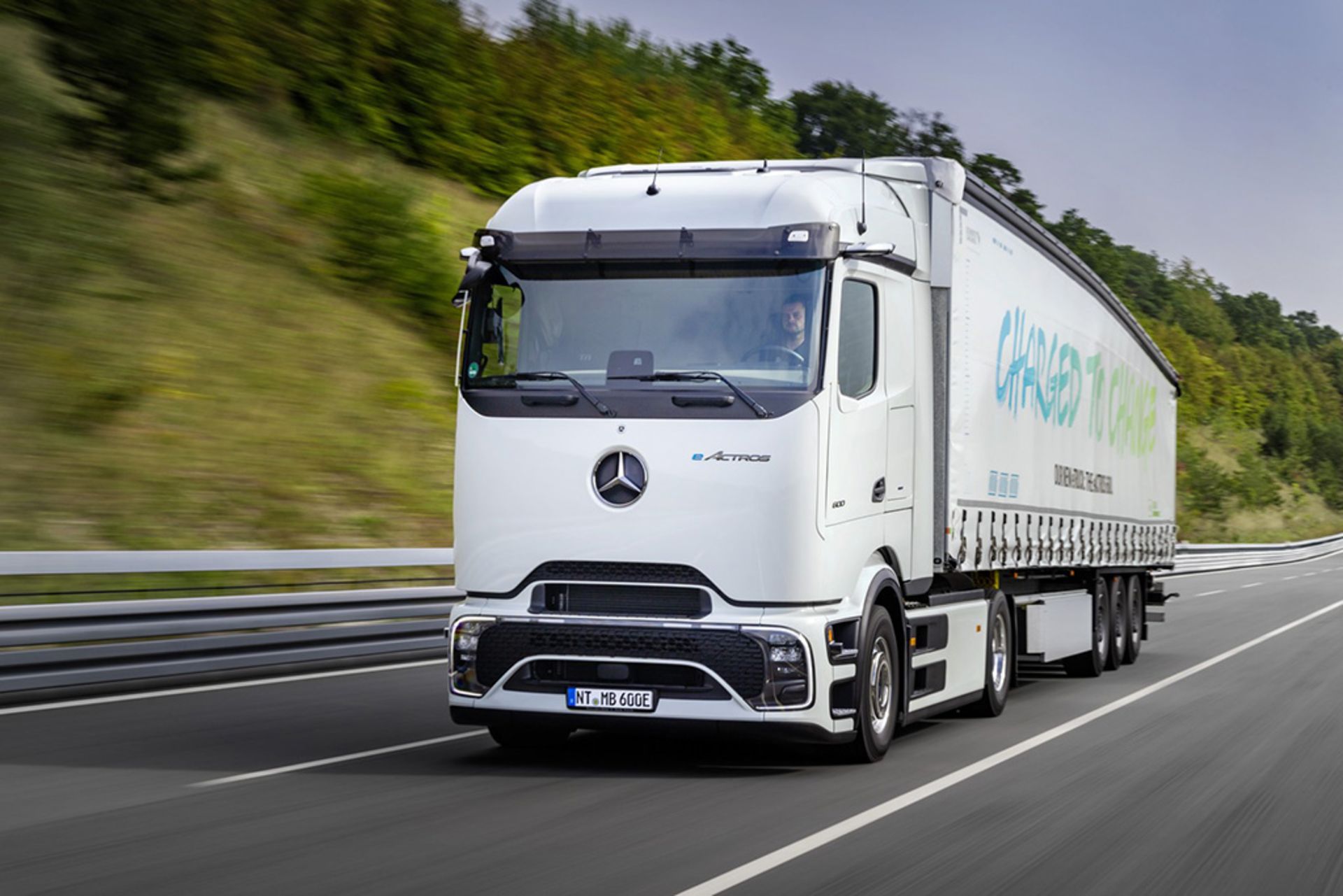 eActros 600 Sattelzugmaschine - zero-emission; CO2-neutral; electric; battery; e-mobility; e-truck; Weltpremiere; Mercedes-Benz 

eActros 600 Sattelzugmaschine - zero-emission; CO2-neutral; electric; battery; e-mobility; e-truck; Weltpremiere; Mercedes-Benz