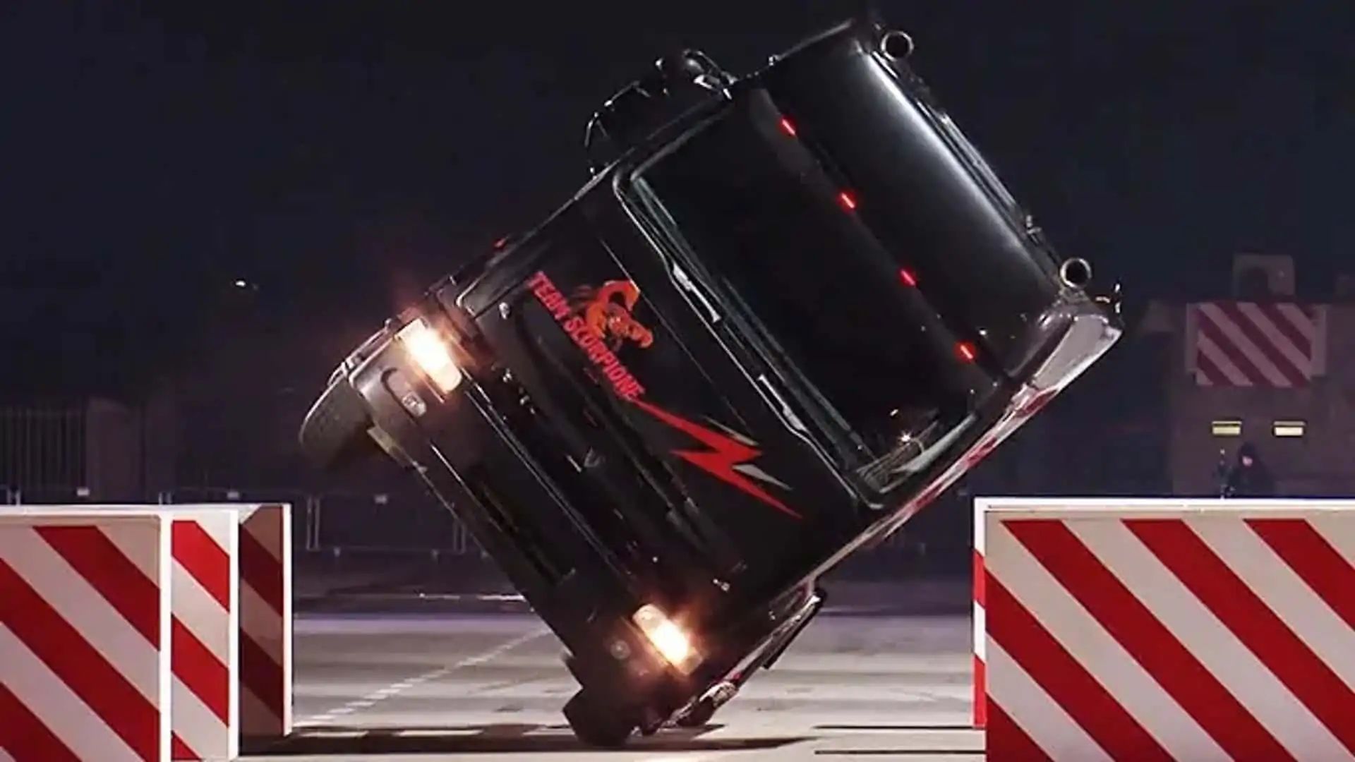 guinness-world-record-for-truck-driven-on-two-wheels