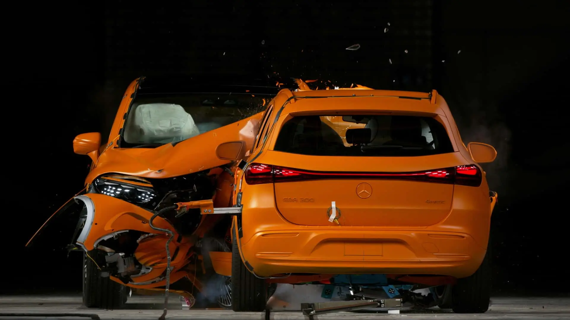 mercedes-benz-eqs-suv-eqa-crash-test-11