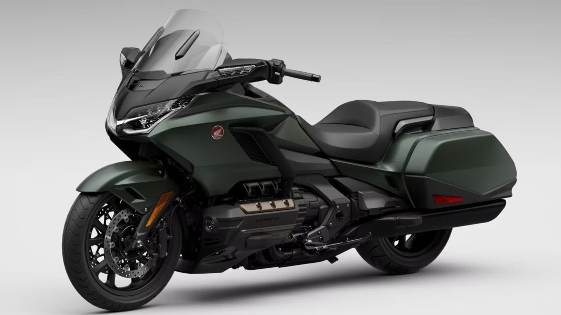 24-honda-gold-wing-dct_matte-armor-green-metallic_lf34