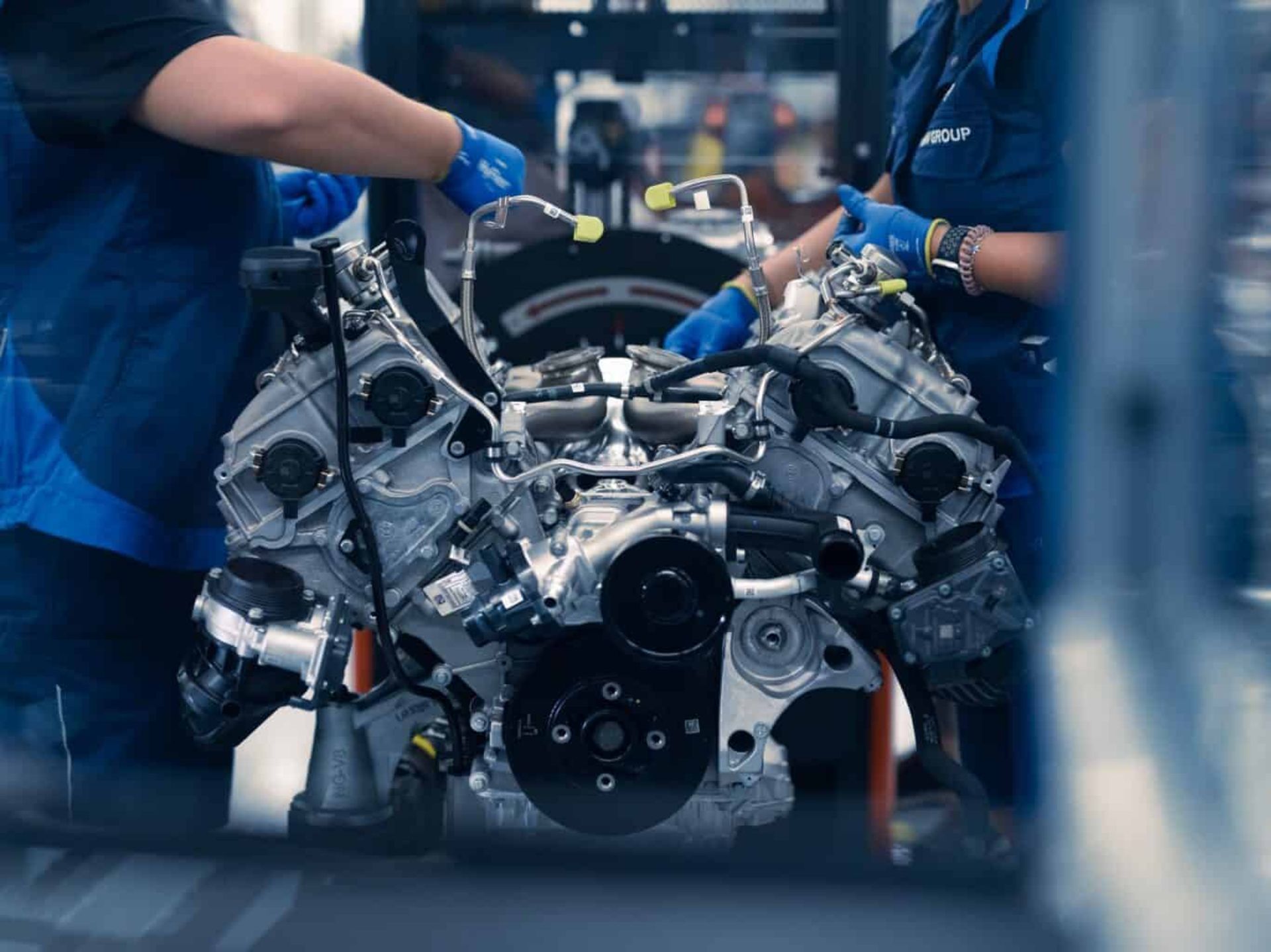 BMW-V8-assembly-12-1366x1024